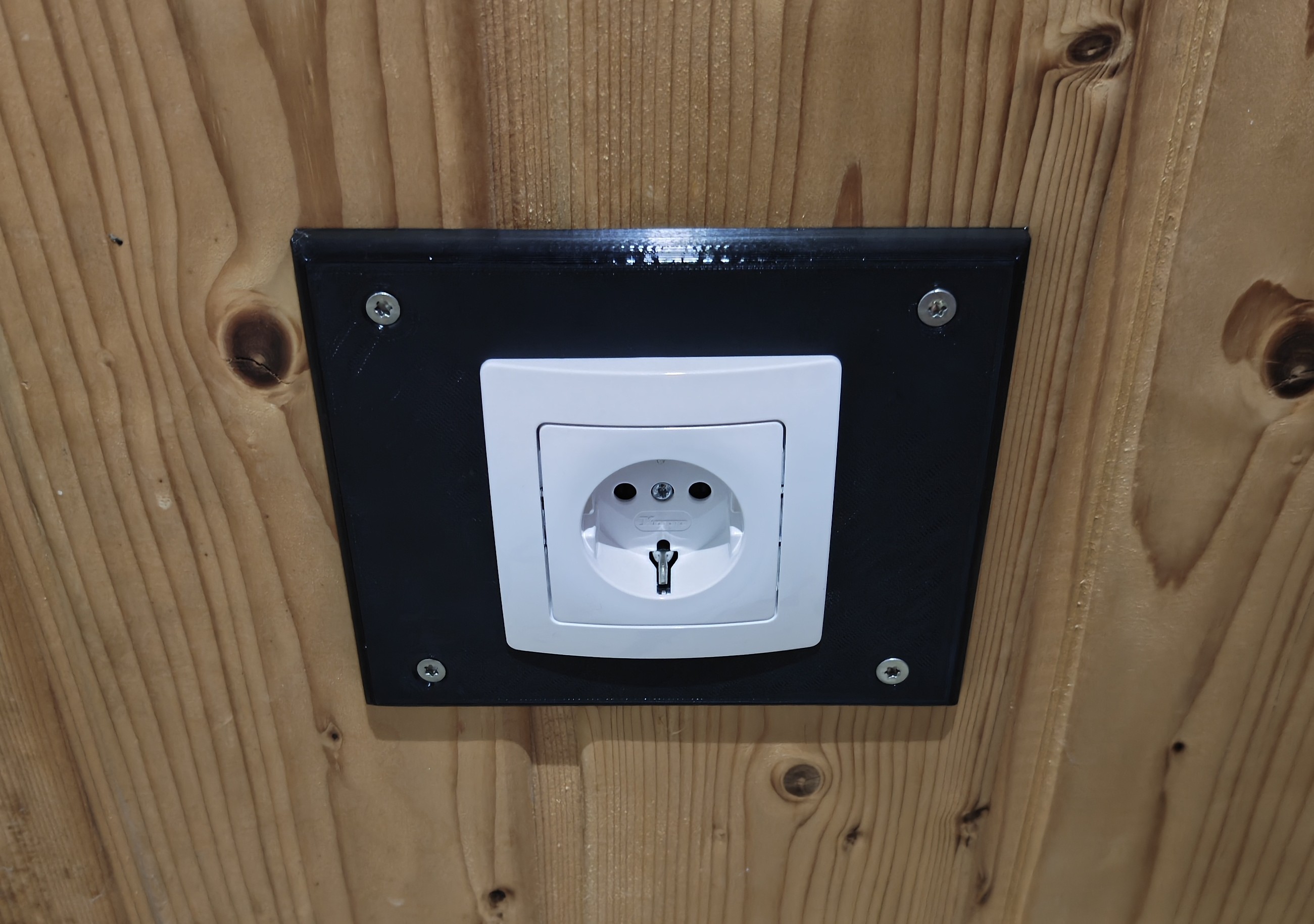 Unterputzdose mit Rahmen für Holzwand // flush-mounted box for a wood wall