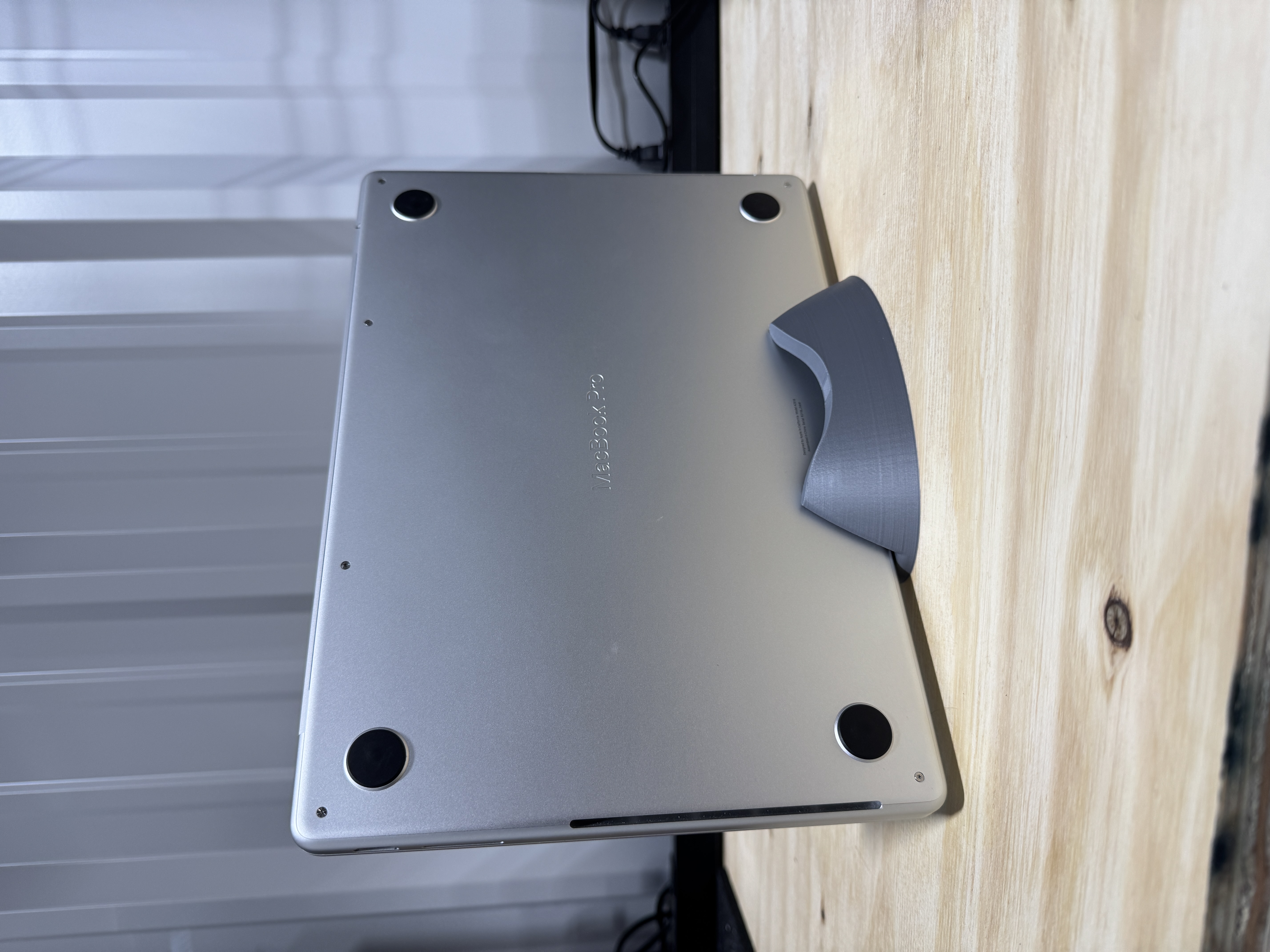 MacBook Pro 14" stand