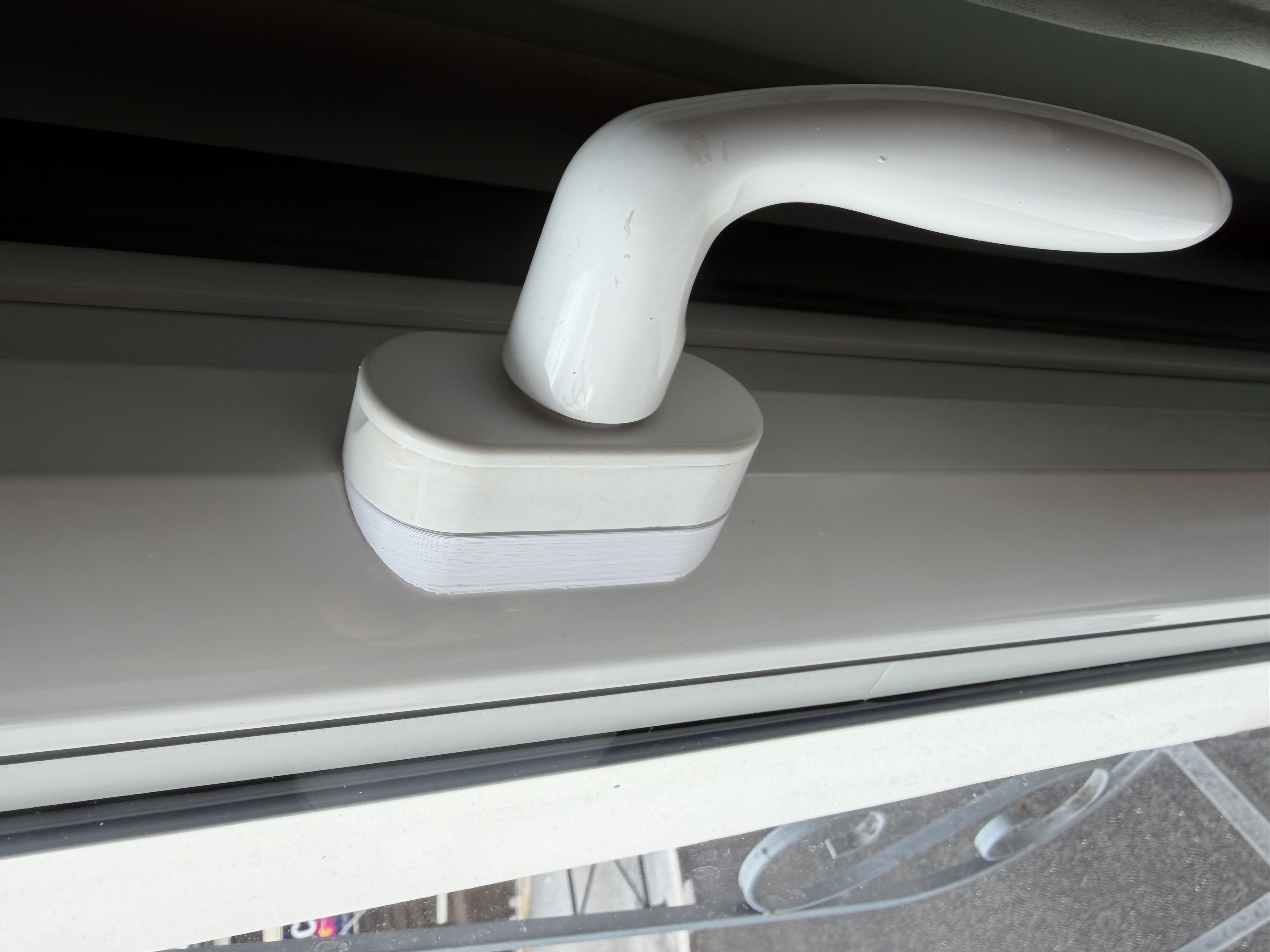 Window handle alignment bracket
