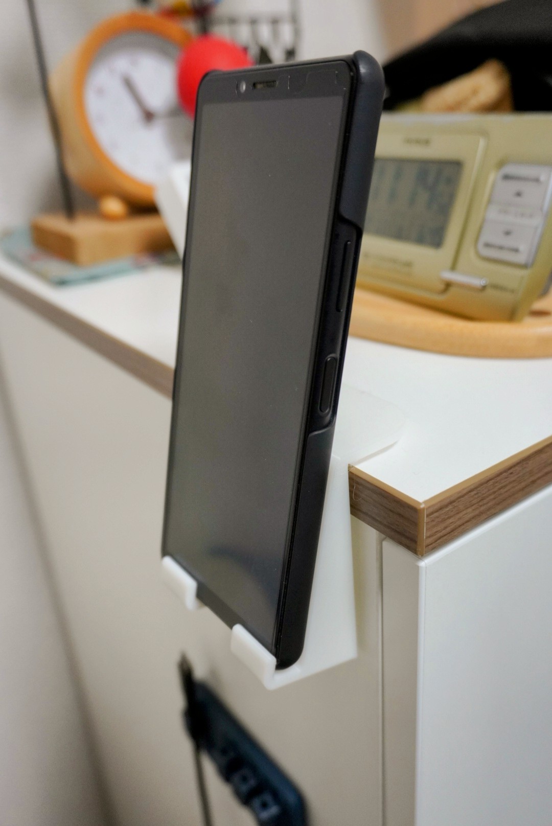 Smartphone holder for furniture edges(家具角スマートフォンホルダ)