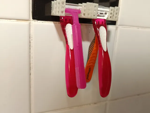 Razor holder