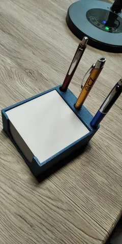 Stojan na tužky s poznámkovým blokem