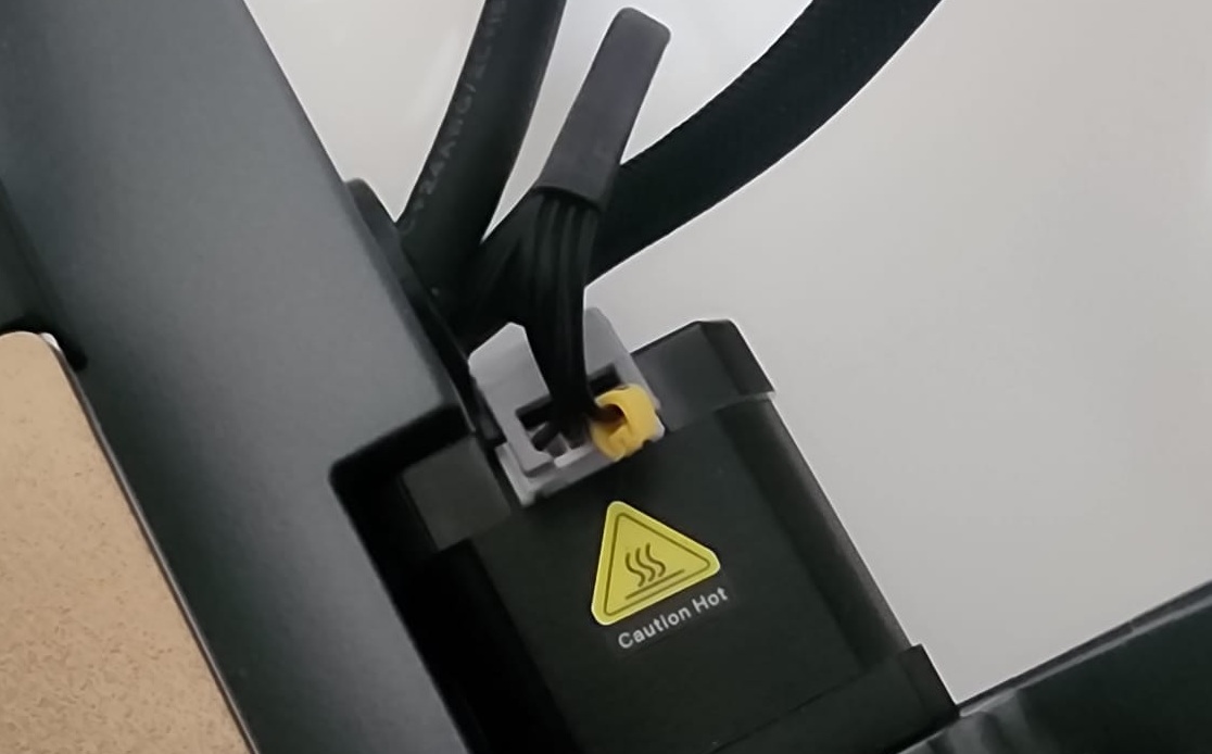 Servo connector lock — thumbnail 3