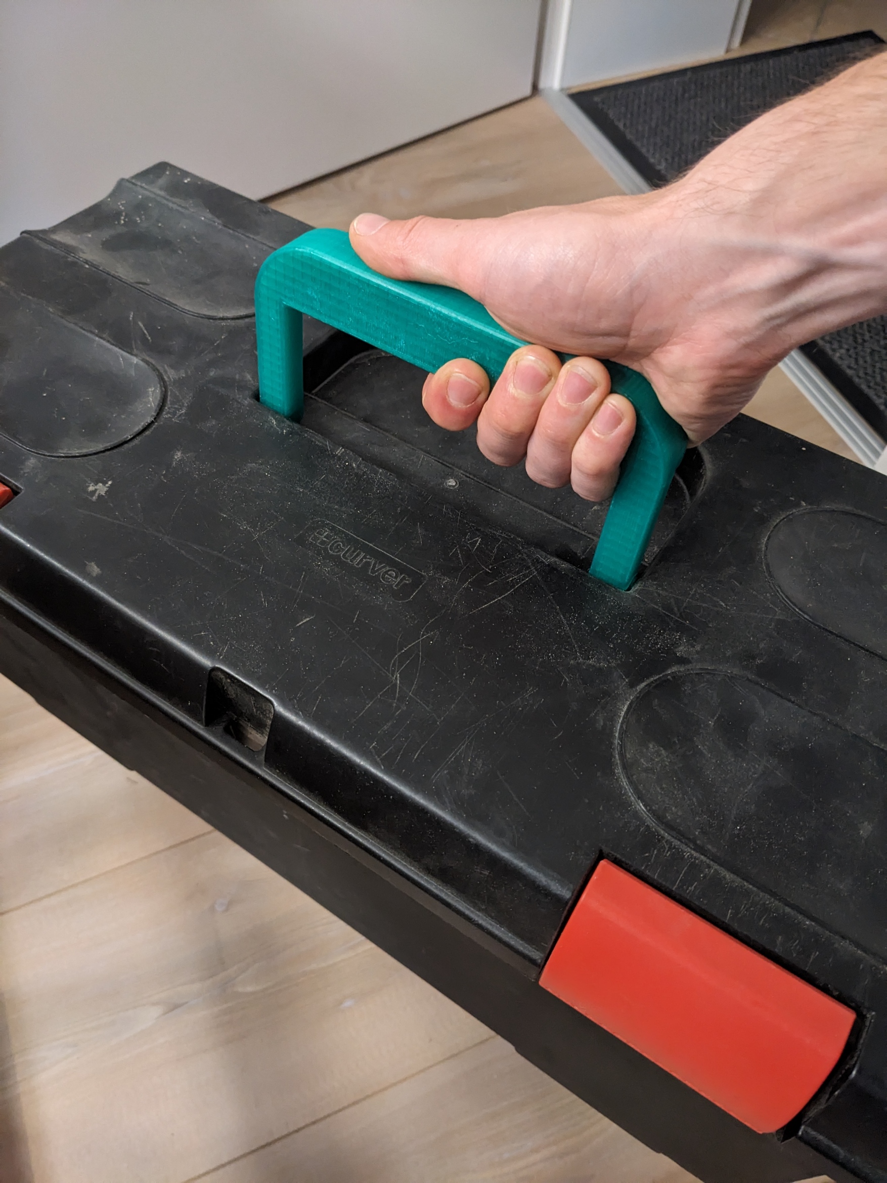 Replacement handle for "curver" tool box