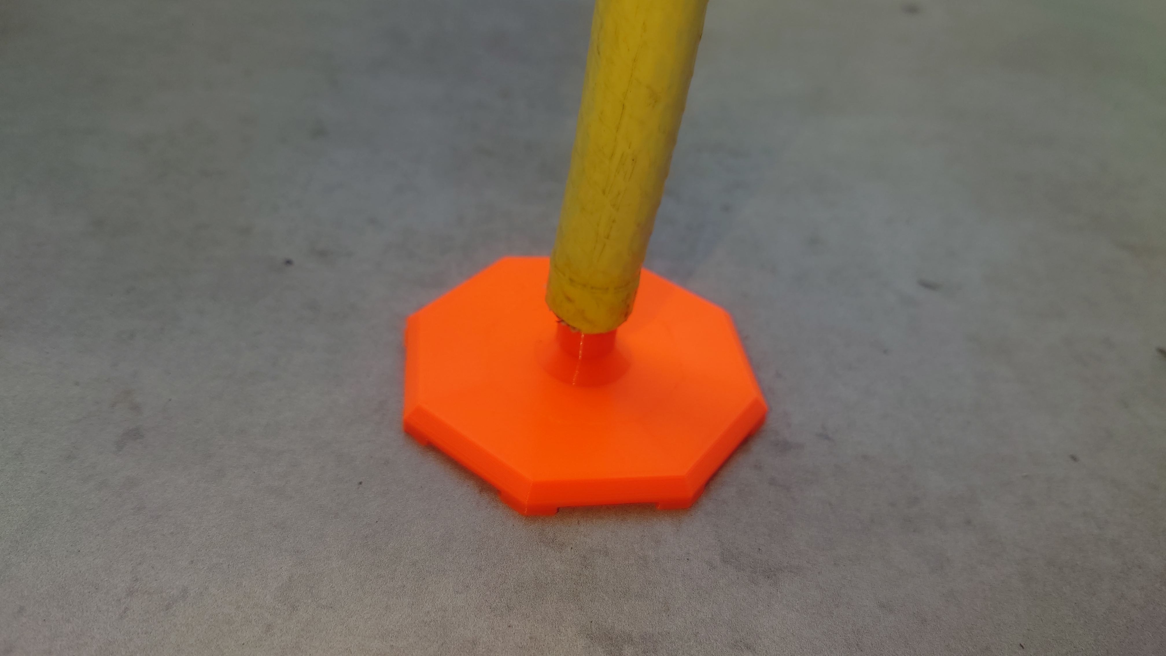 Suction tip for flat floor puddles