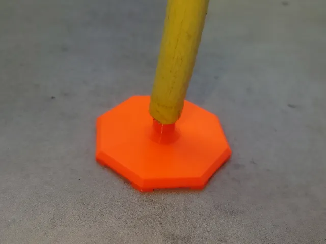 Suction tip for flat floor puddles
