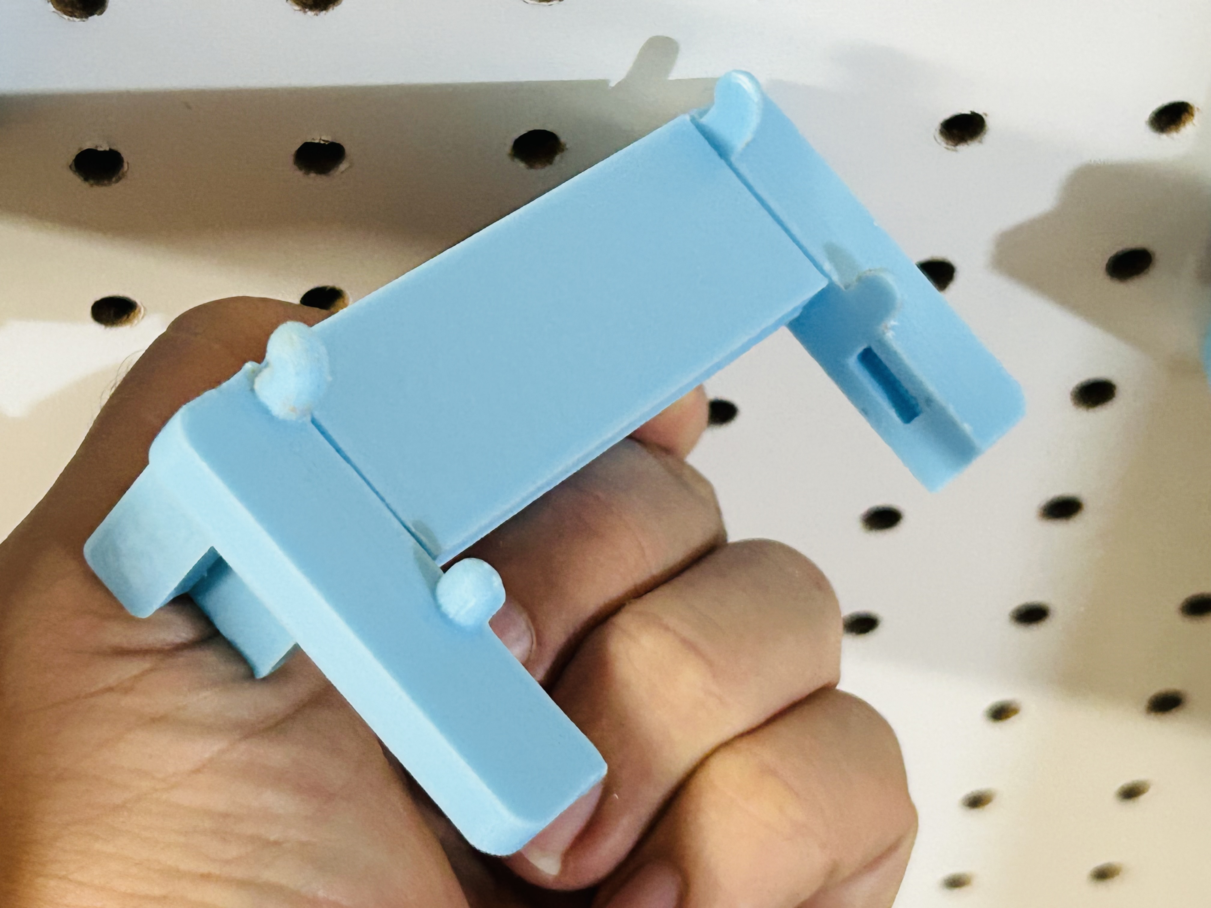DDD Printable Mounting Sidepieces For 1 Pegboards By Poprhythm ddd-printable-mounting-sidepieces-for-1-pegboards-by-poprhythm