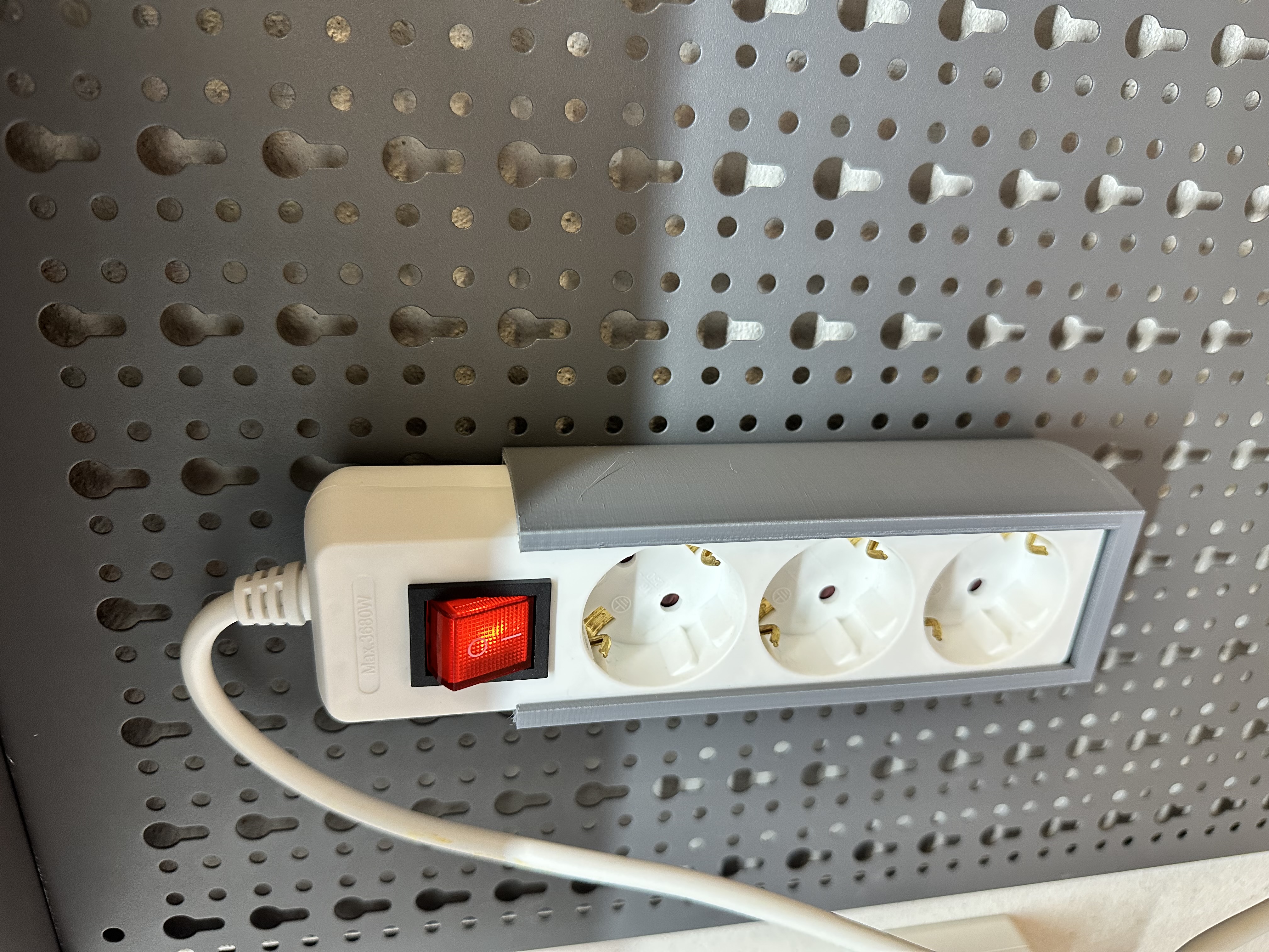 Steckdosenverteilerhalter für Küpper Lochwand (Lochblech)
