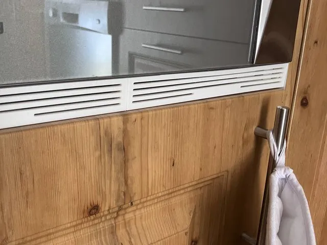 Narrow ventilation grille for a kitchen cabinet v2