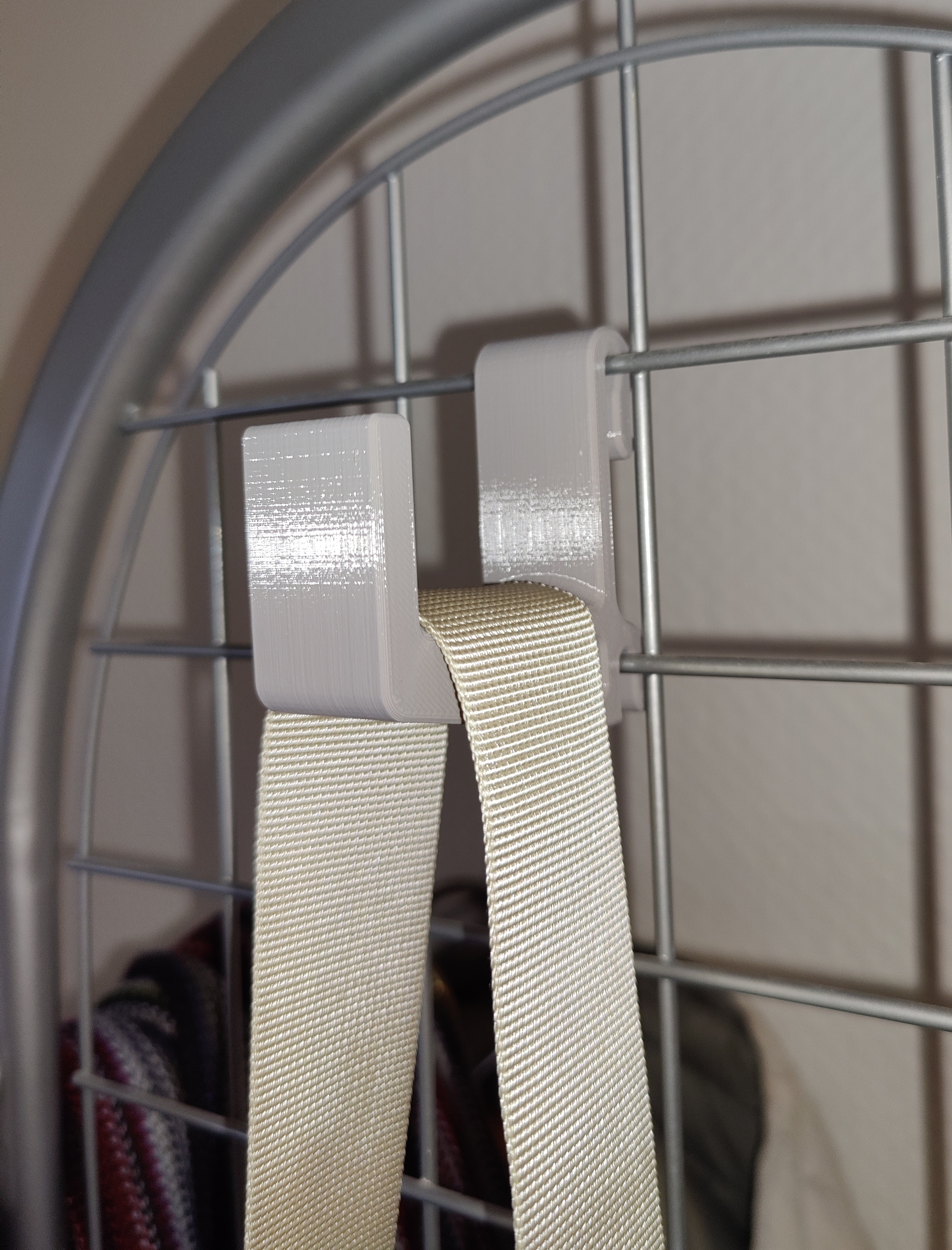 Haken für die Flurgarderobe, um eine Handtasche aufzuhängen/ Hook for the hallway coat rack to hang a handbag