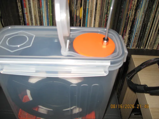 Drybox Cap for Filament Feed on the Praki Brand 4L Cereal Box