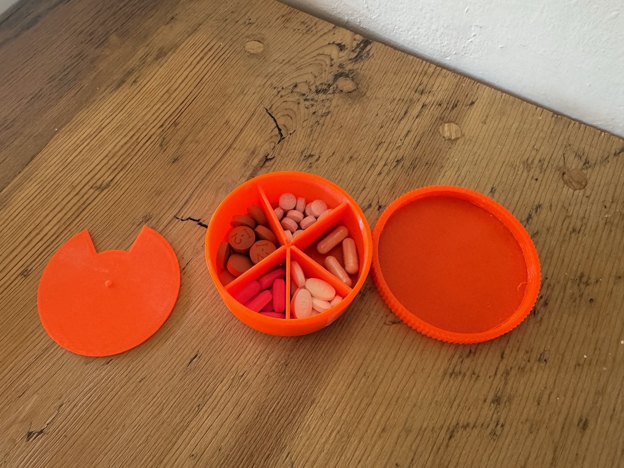 Parametric threaded round pill box