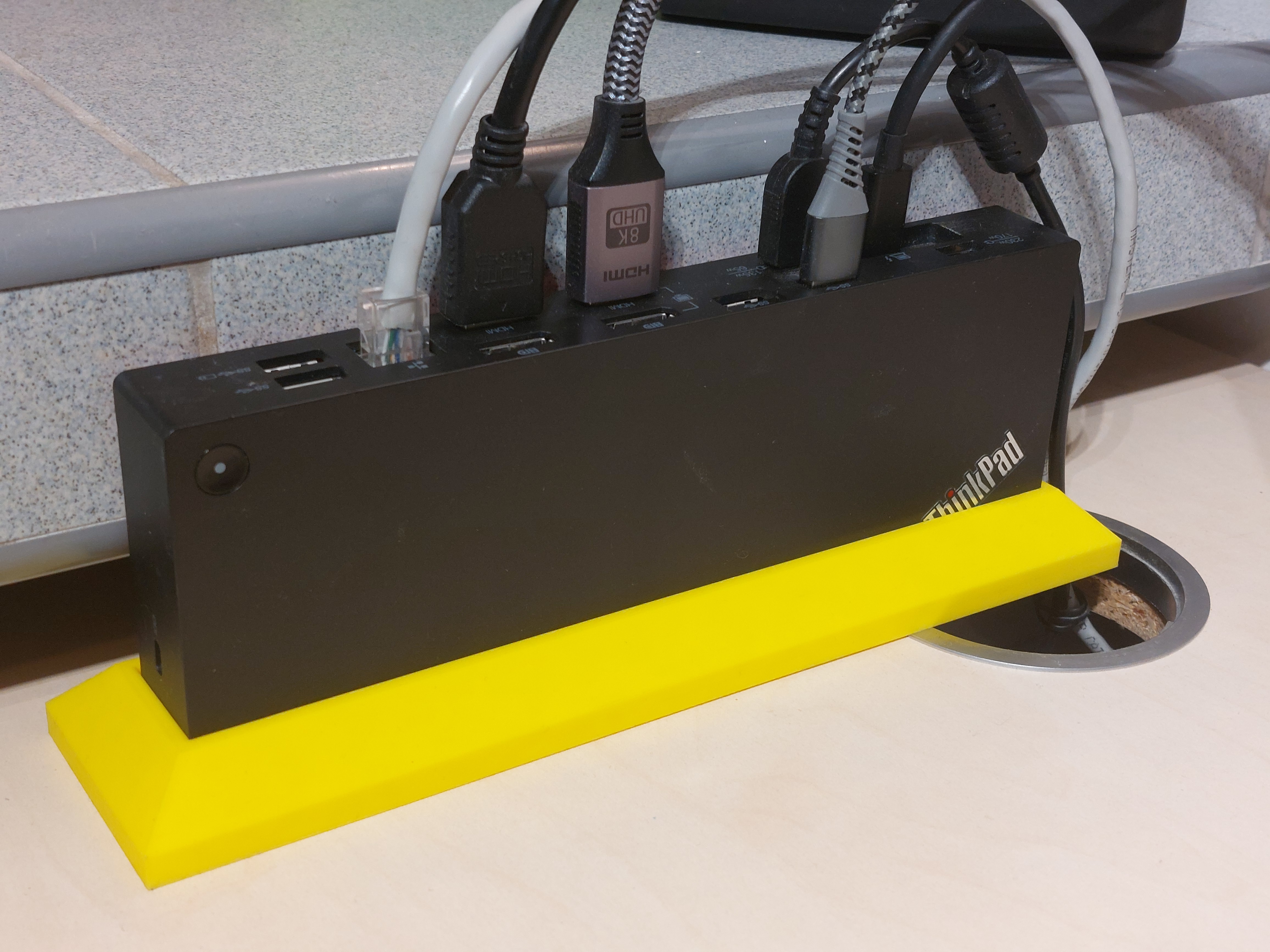Horizontal stand for the Lenovo thunderbolt dock