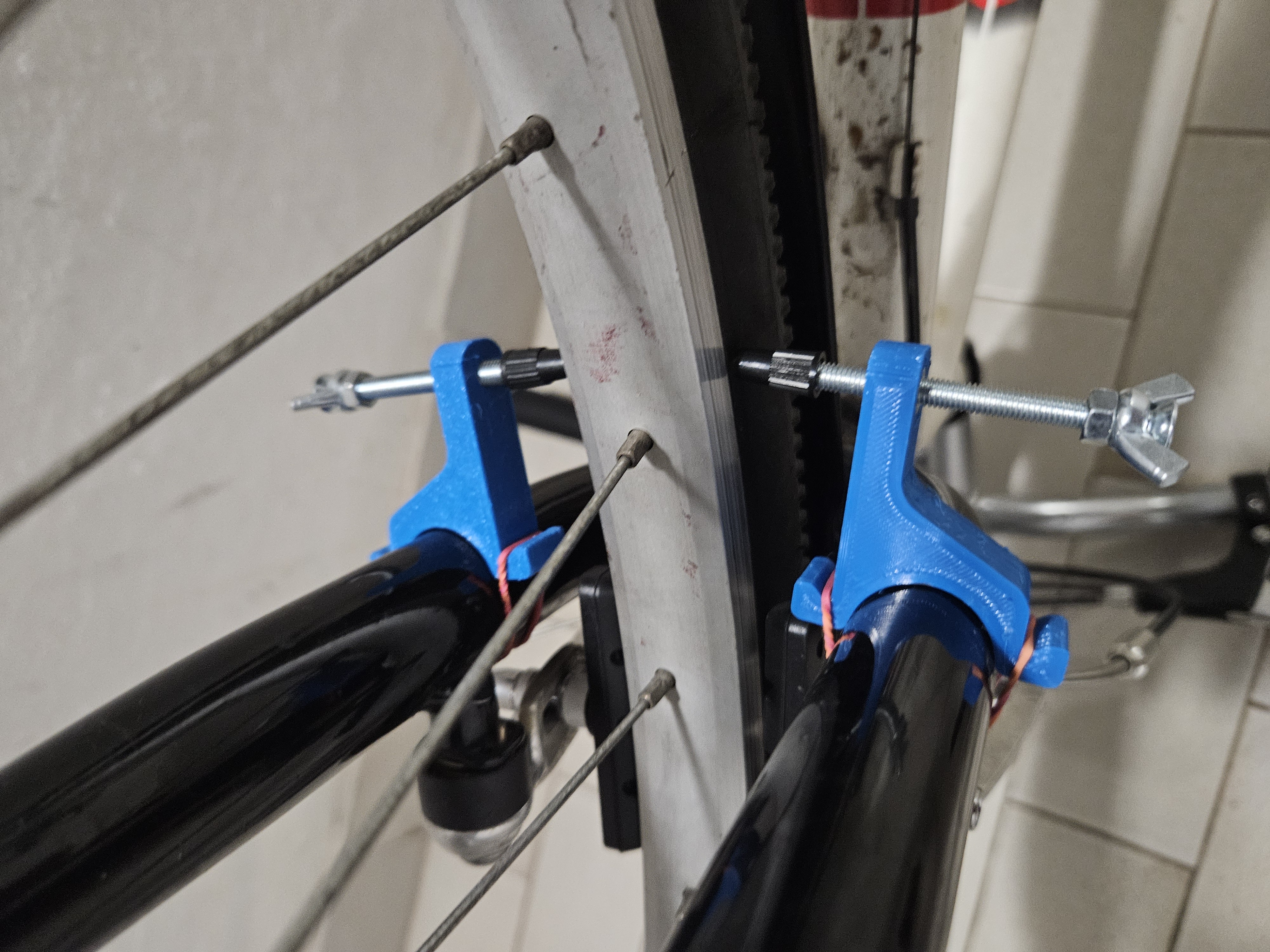 Bike wheel truing device