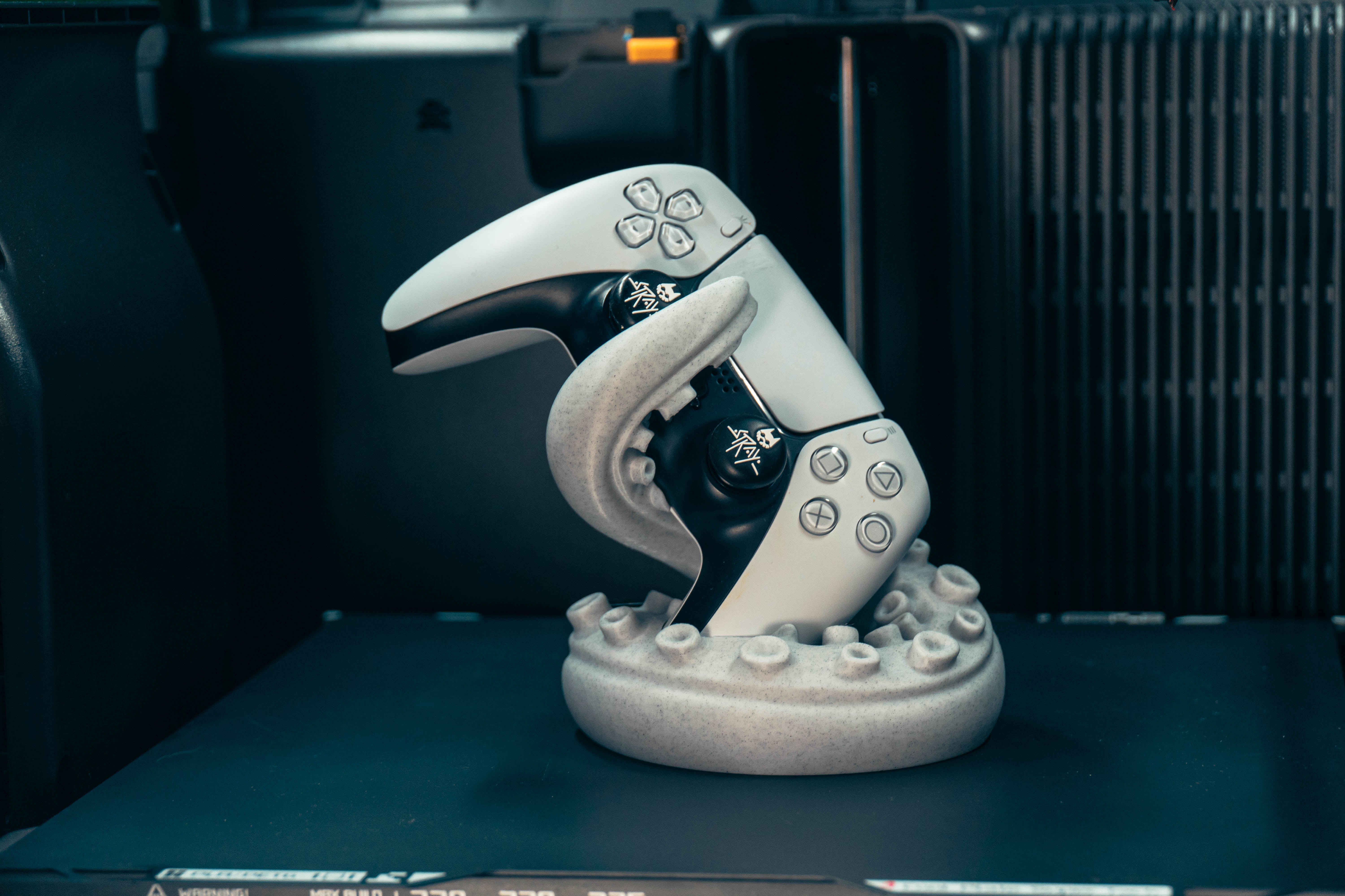Vertical PS5 Tentacle Holder (xbox, switch pro and 8bit do) — thumbnail 4