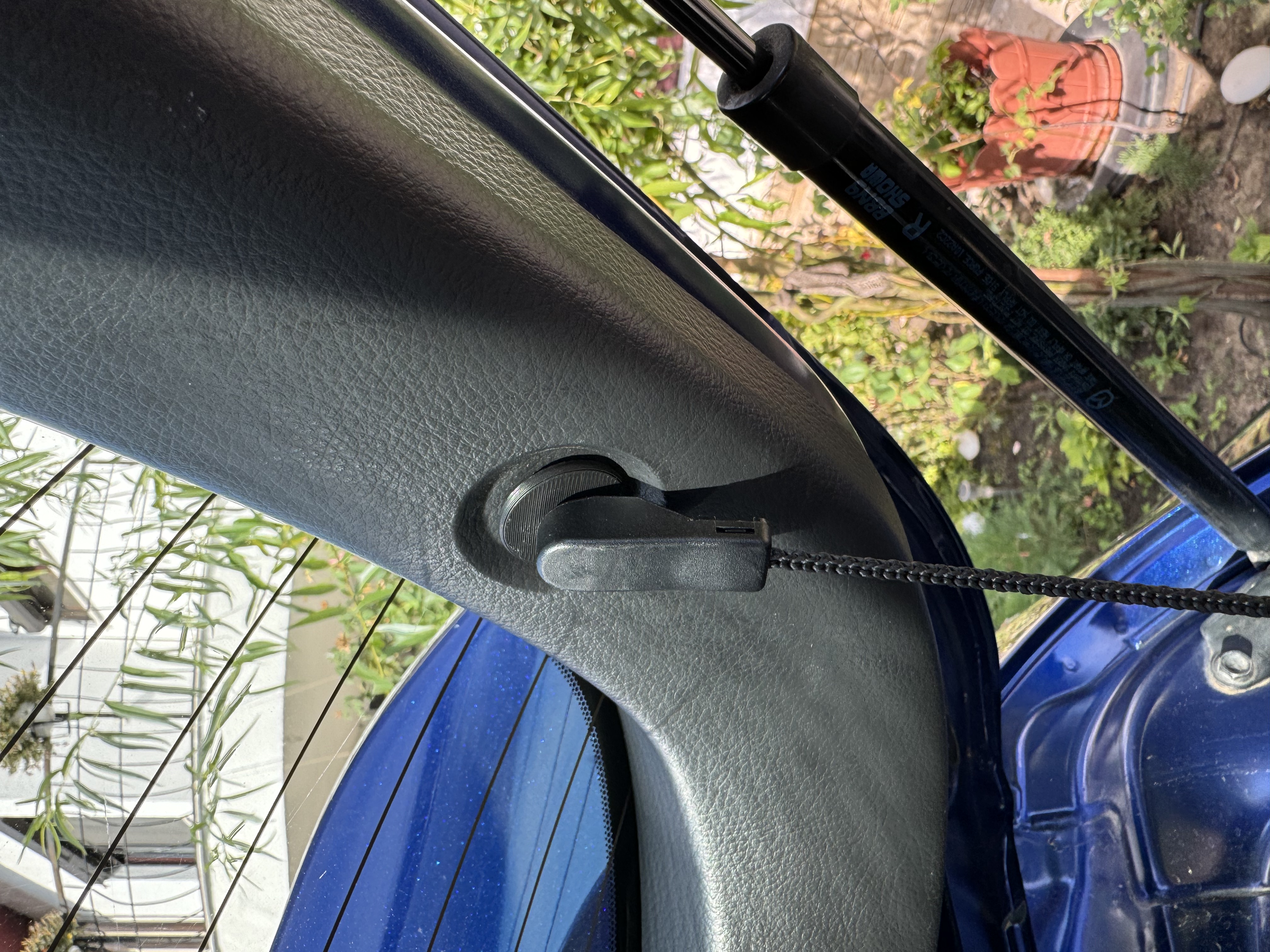 Mazda 3 Hatchback - Trunk button replacement — miniatura 2