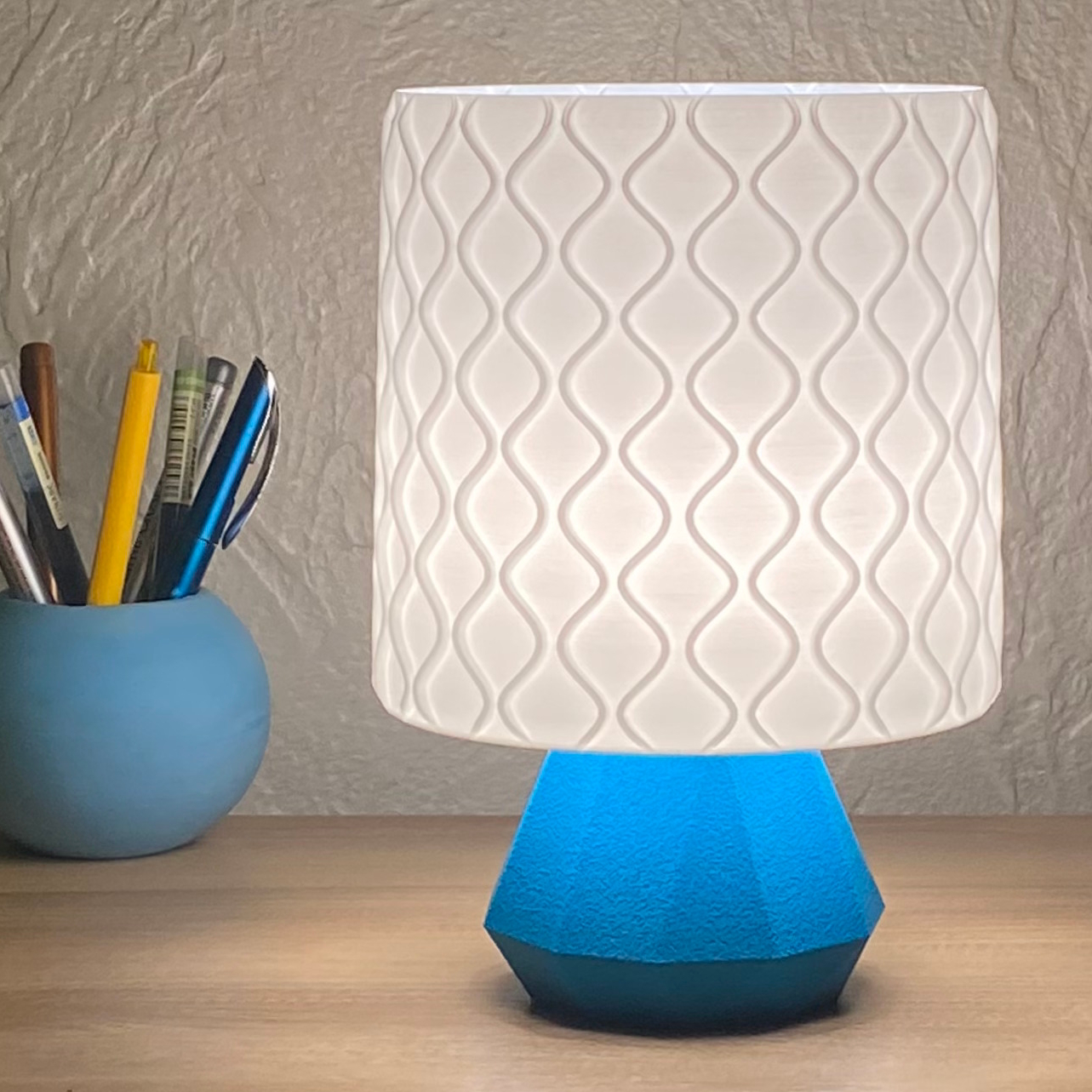 Compact Table Lamp - Fluid Shade with Low-poly Base