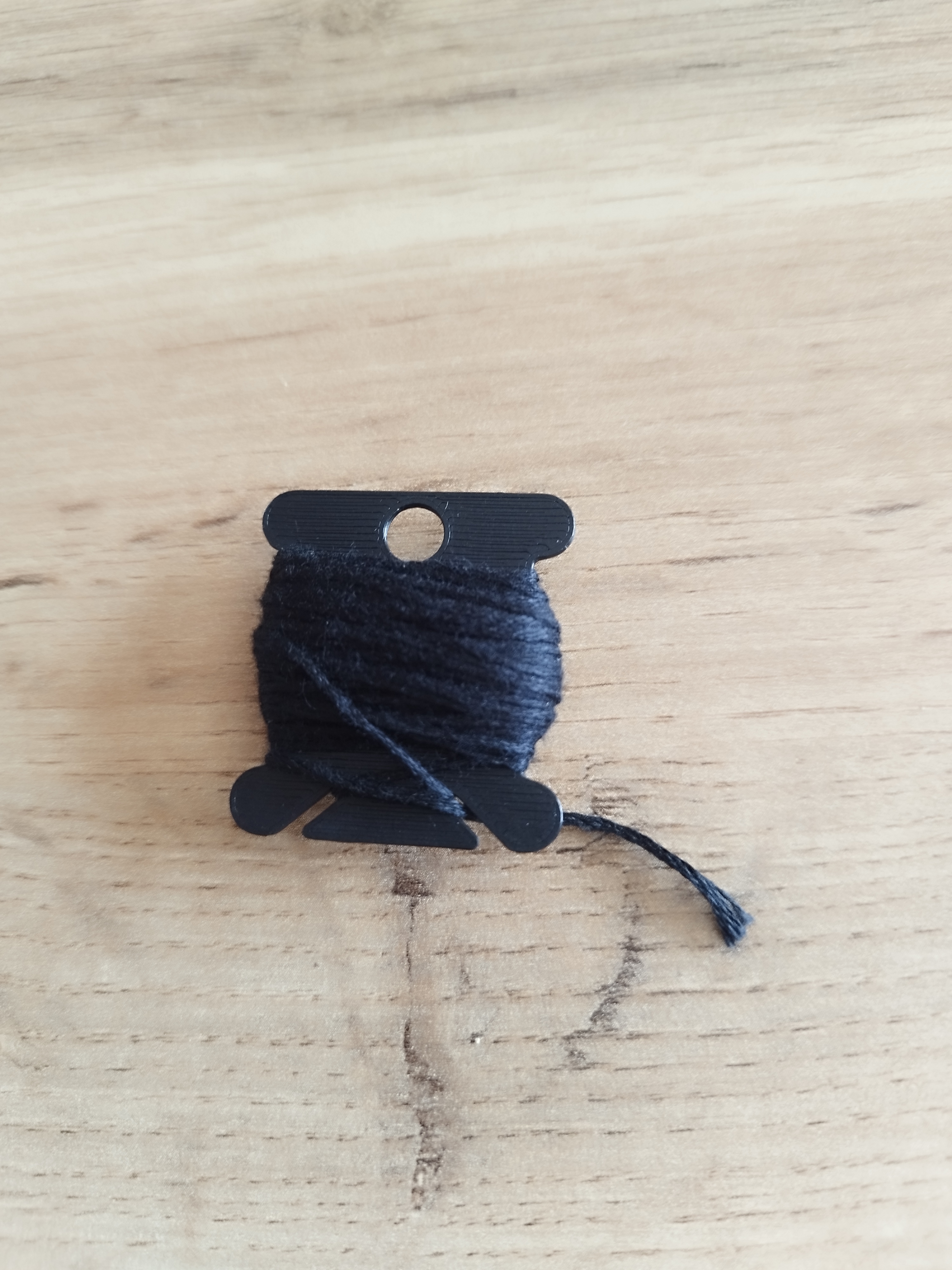 Friendship bracelet string holder