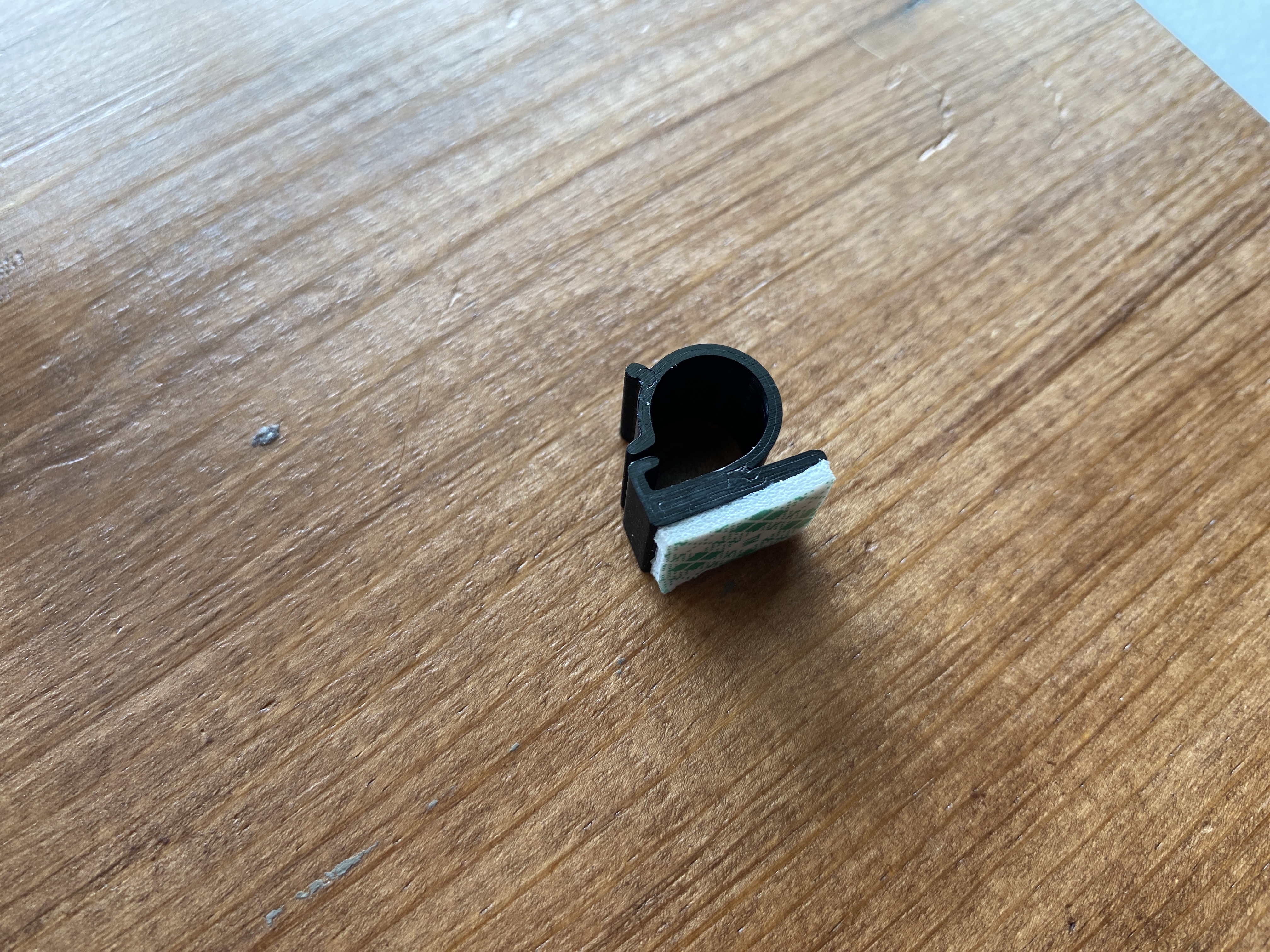 Miniatura 2 do modelo 3D Cable Clamp (Double Sided Tape)