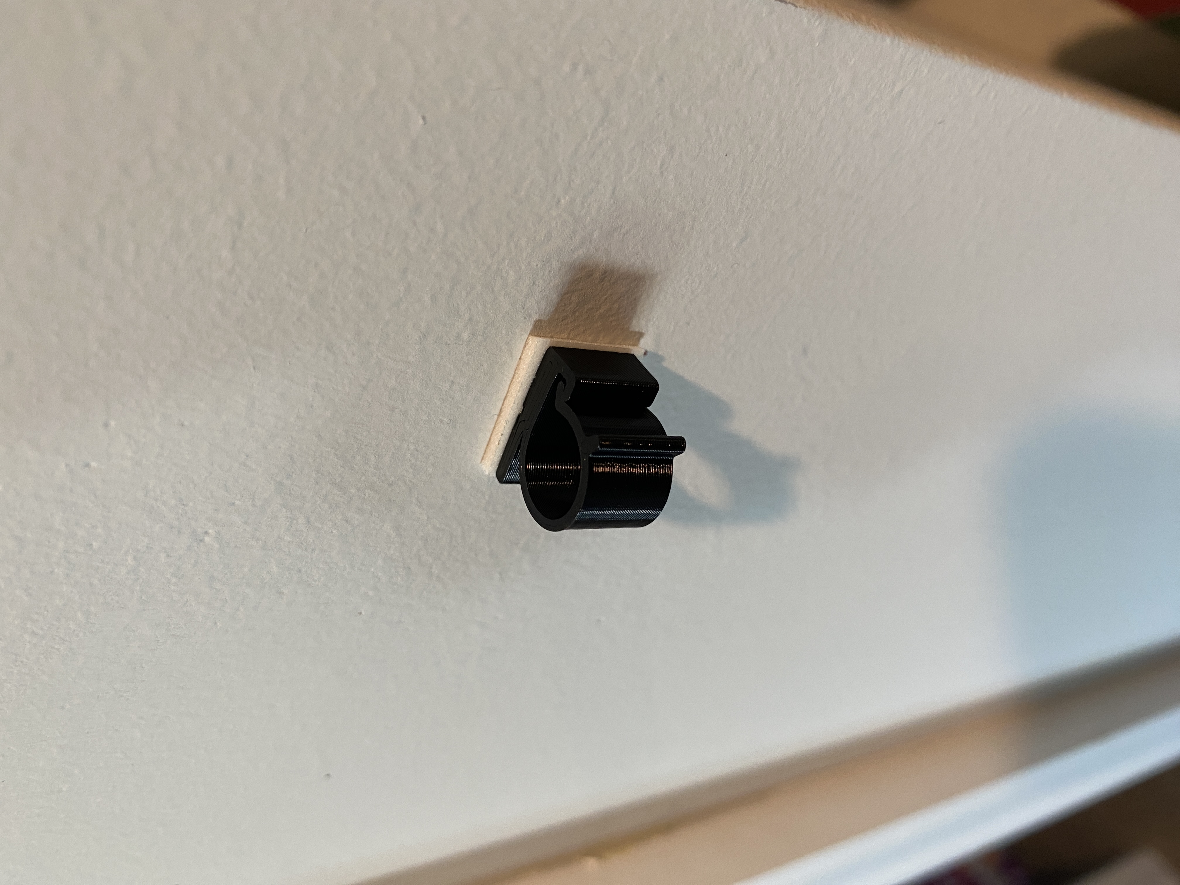 Miniatura 4 do modelo 3D Cable Clamp (Double Sided Tape)