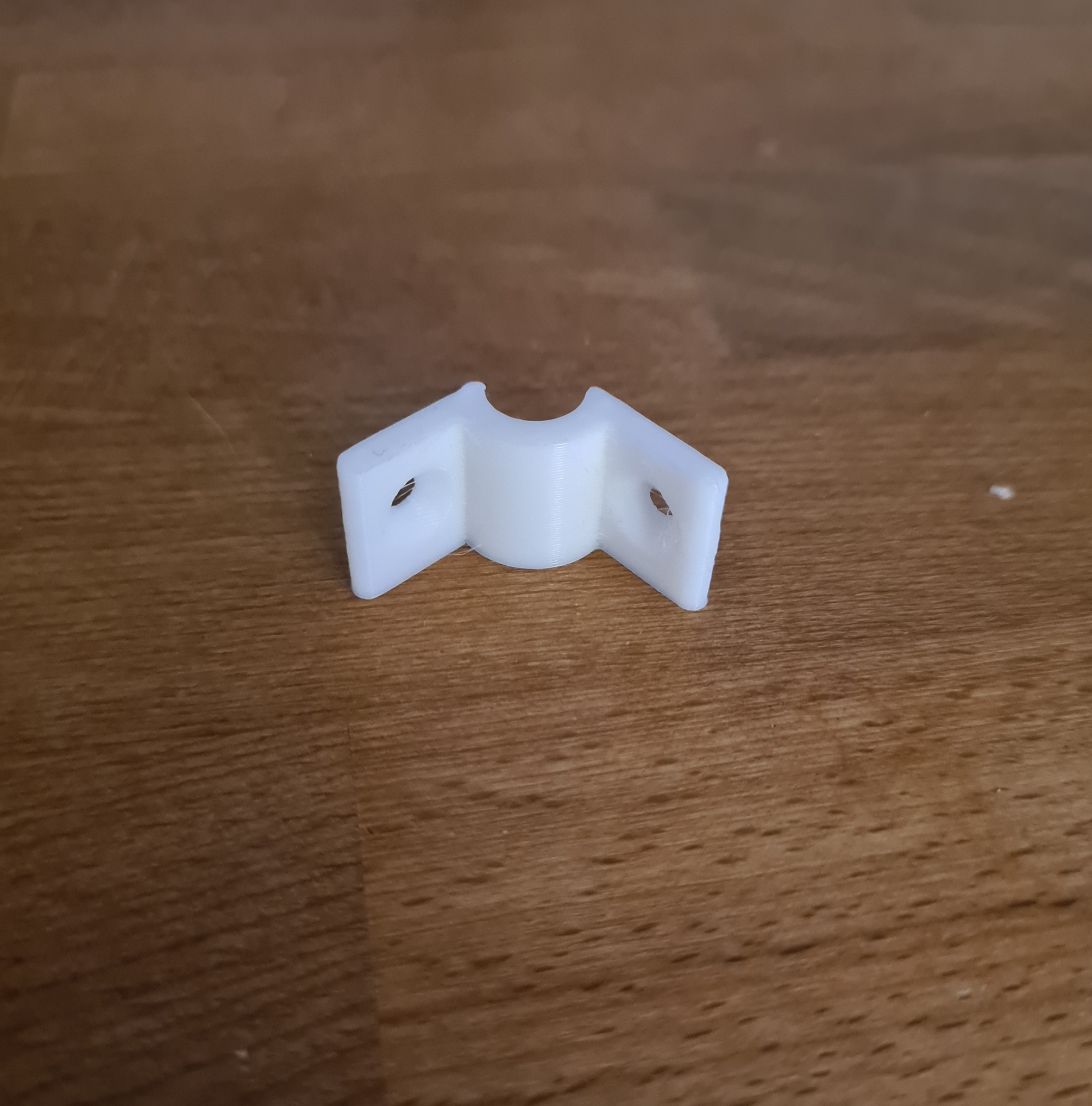 Corner cable clip
