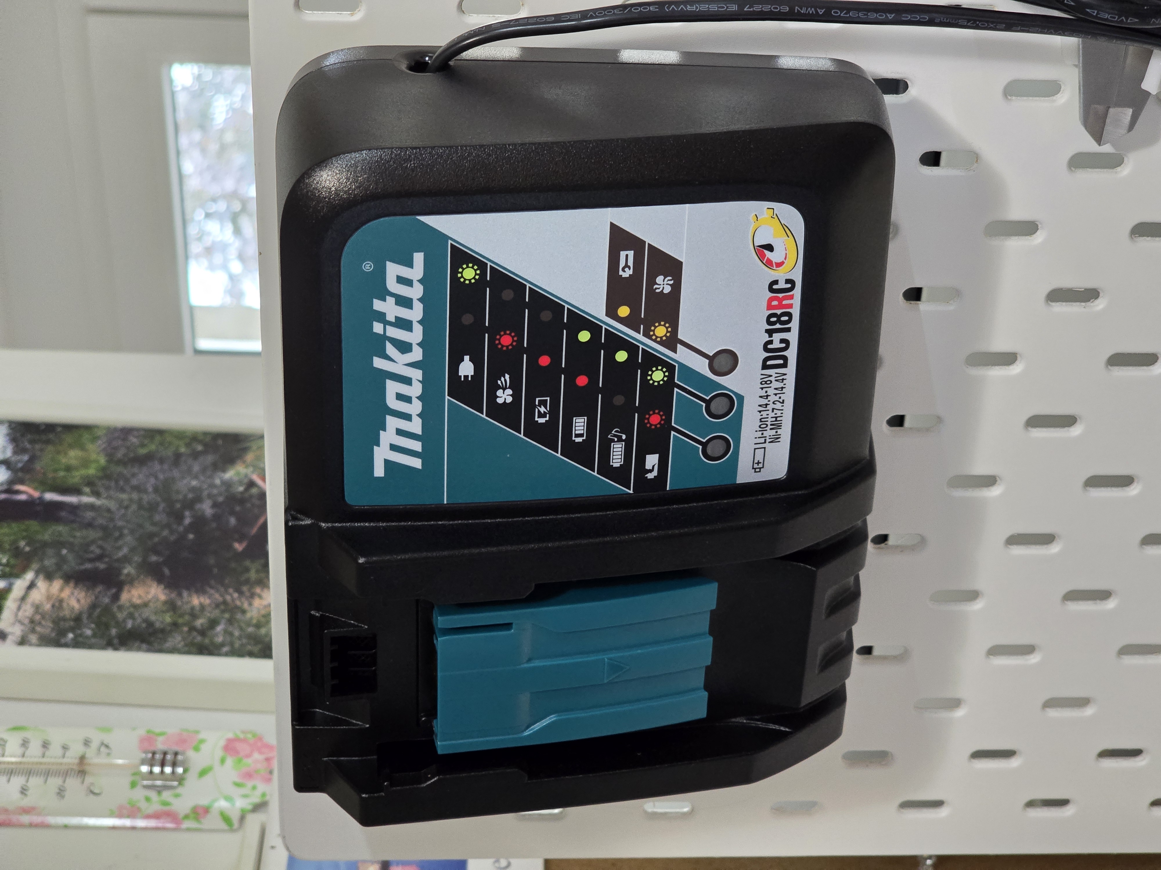 Skadis Makita DC18RC 18V Charger Holder