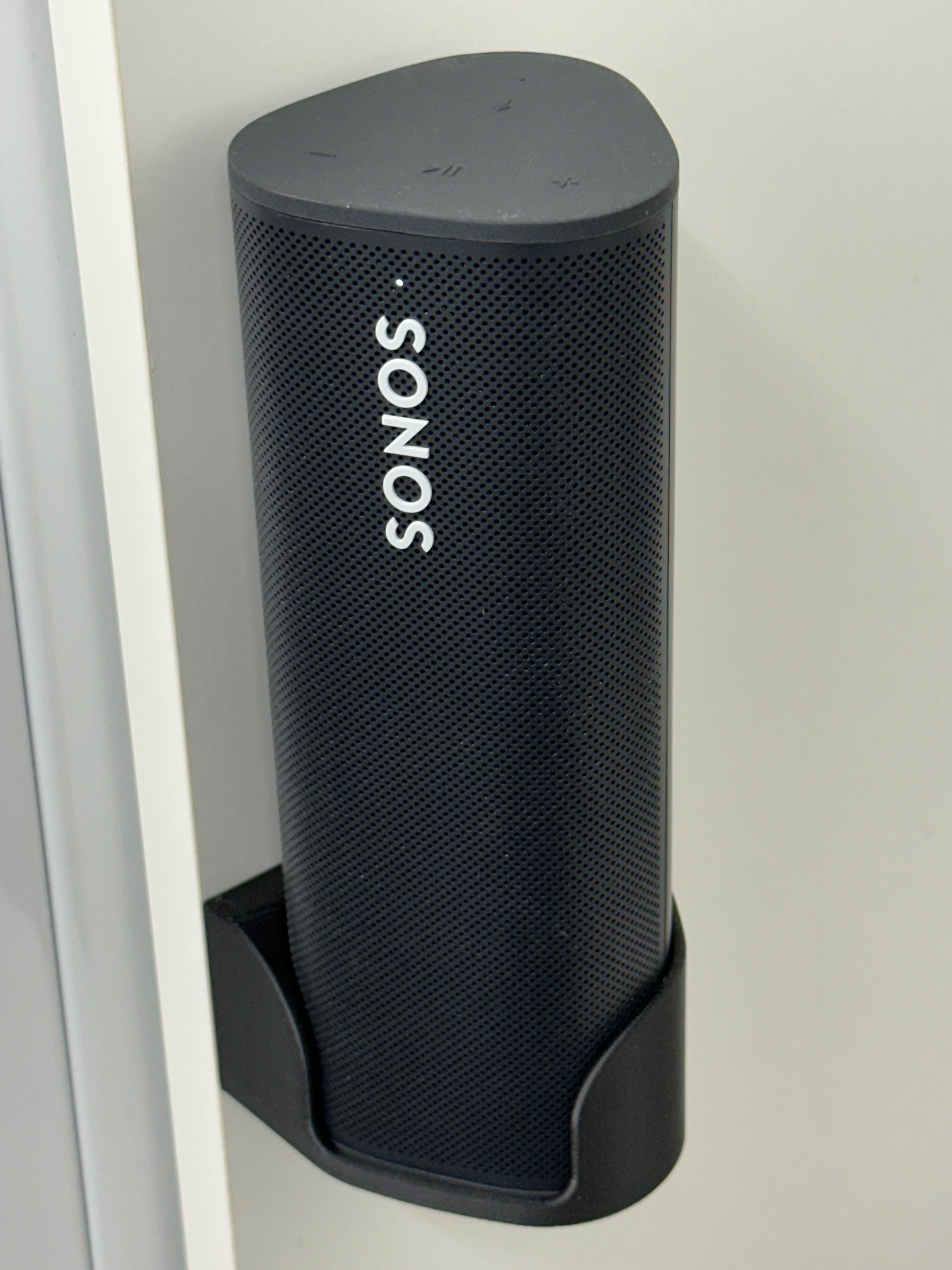 3d model of Sonos Roam and a vertical wall mount