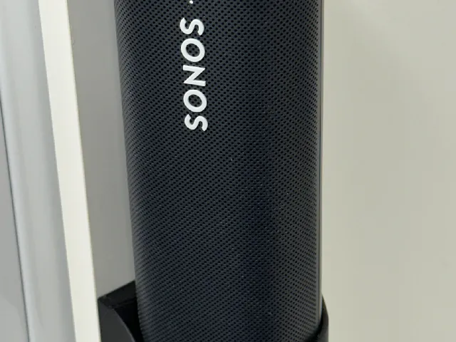 3d model of Sonos Roam and a vertical wall mount