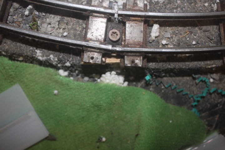 Narrow track coupler