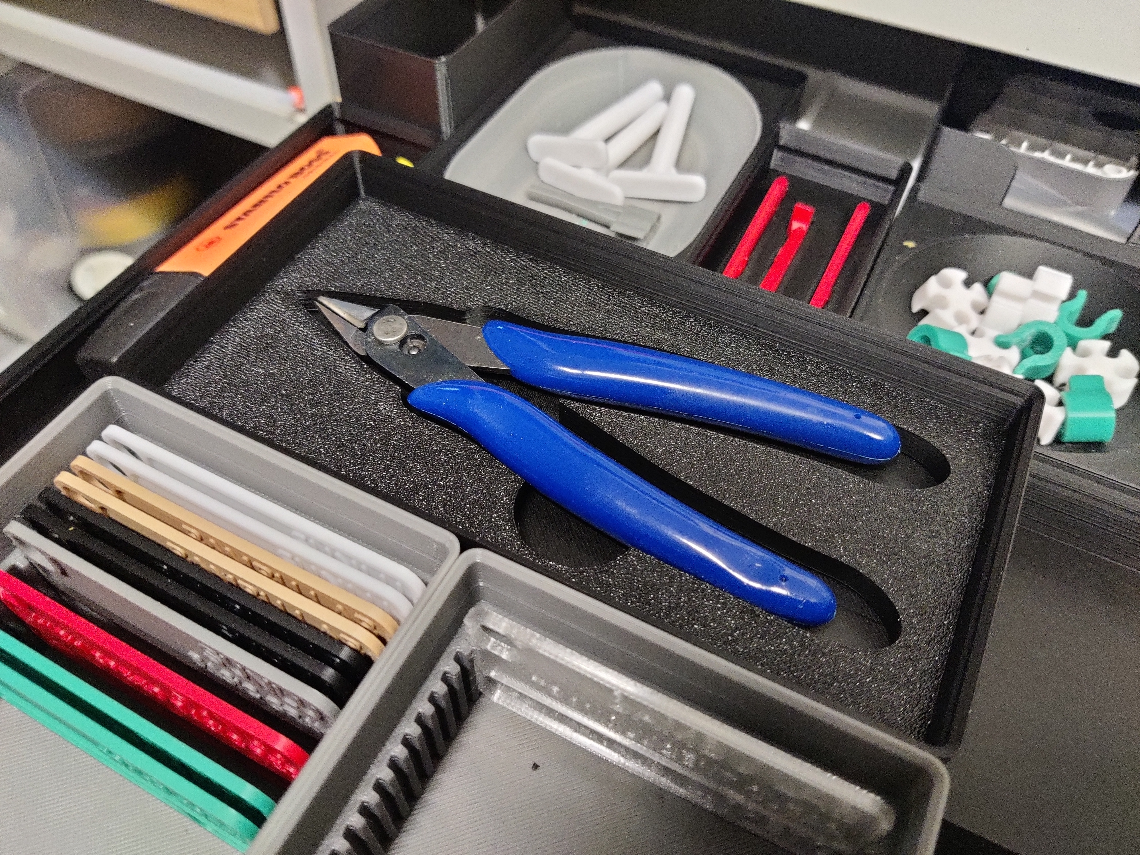 Miniatura 2 do modelo 3D Gridfinity Pliers Holder in Stackable 2x4x3 Container