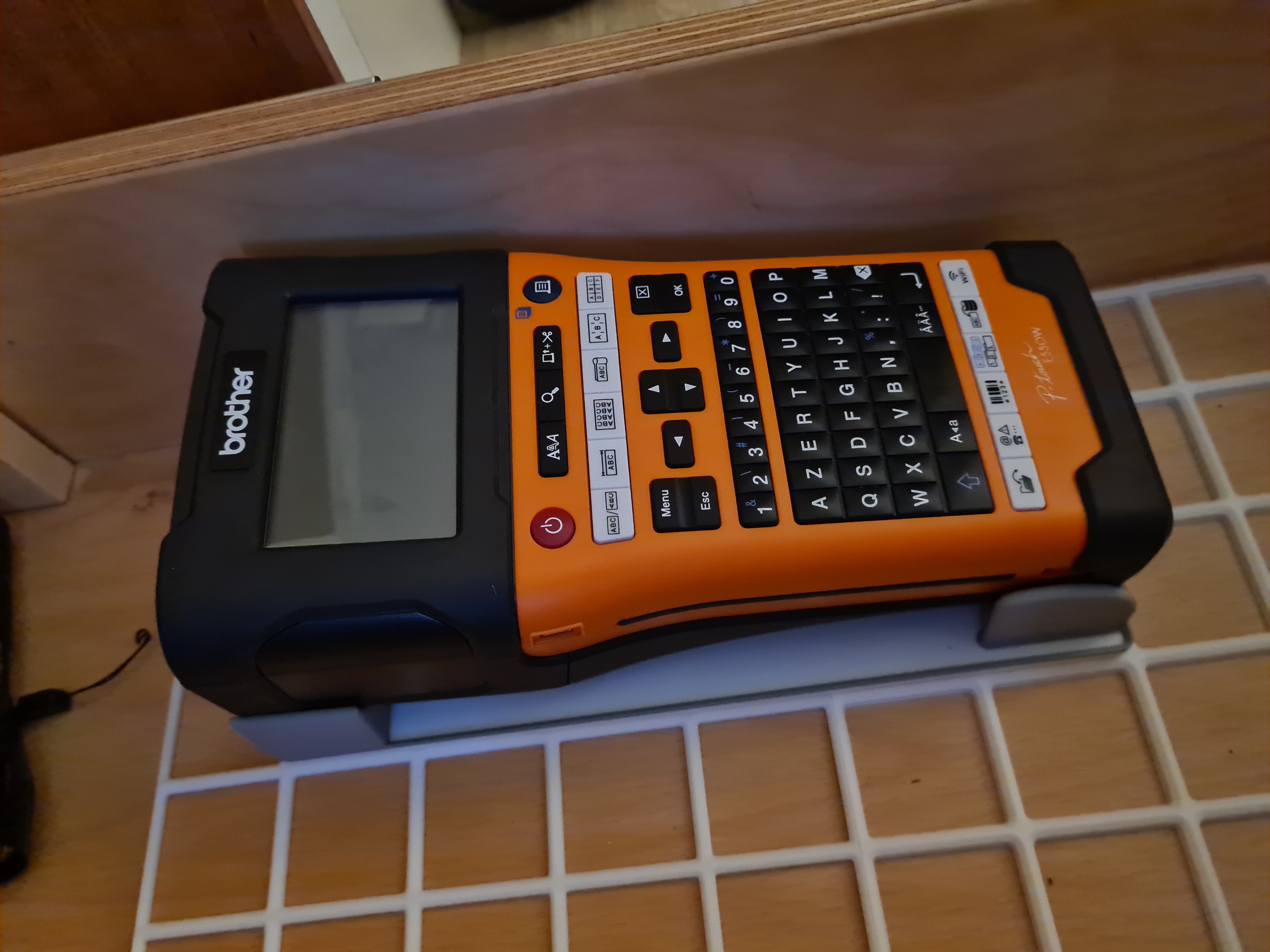 Gridfinity Stand for Brother P-Touch 550 Labelmaker