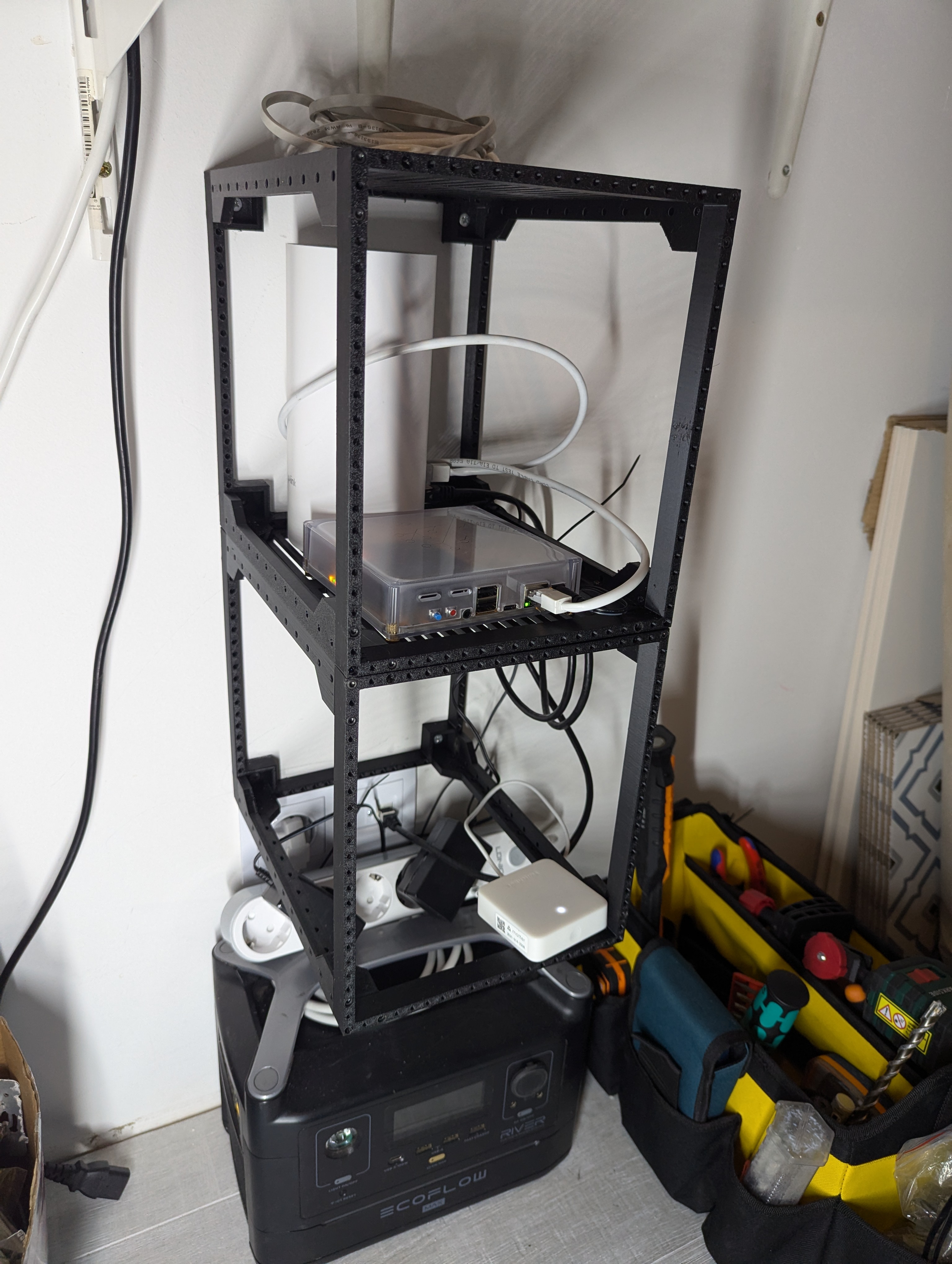 Miniatura 4 do modelo 3D 19cm Mini Server Rack - Wall mounted back