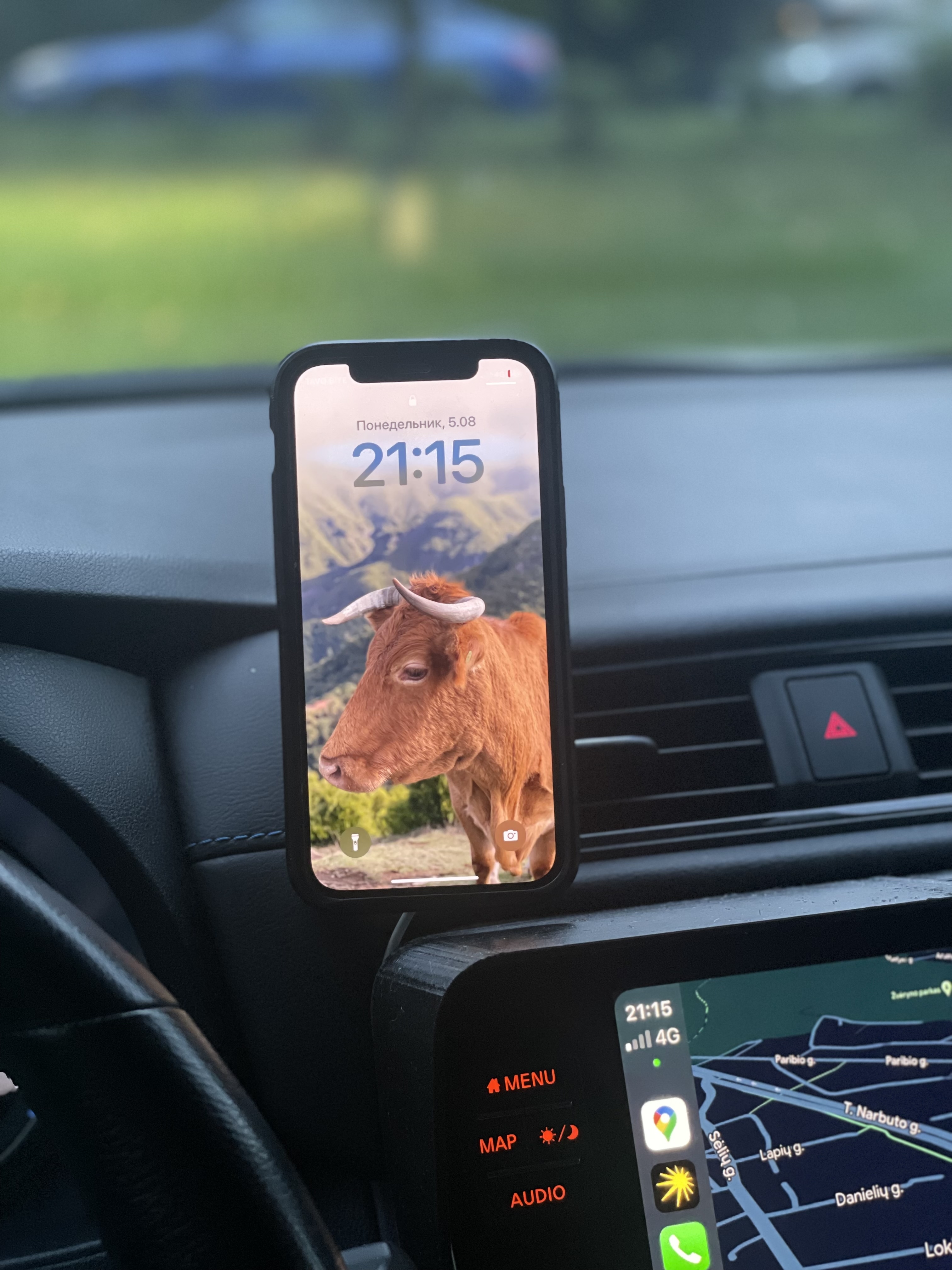 Nissan Leaf MagSafe iPhone Holder - Easy Click-In with Ventilation