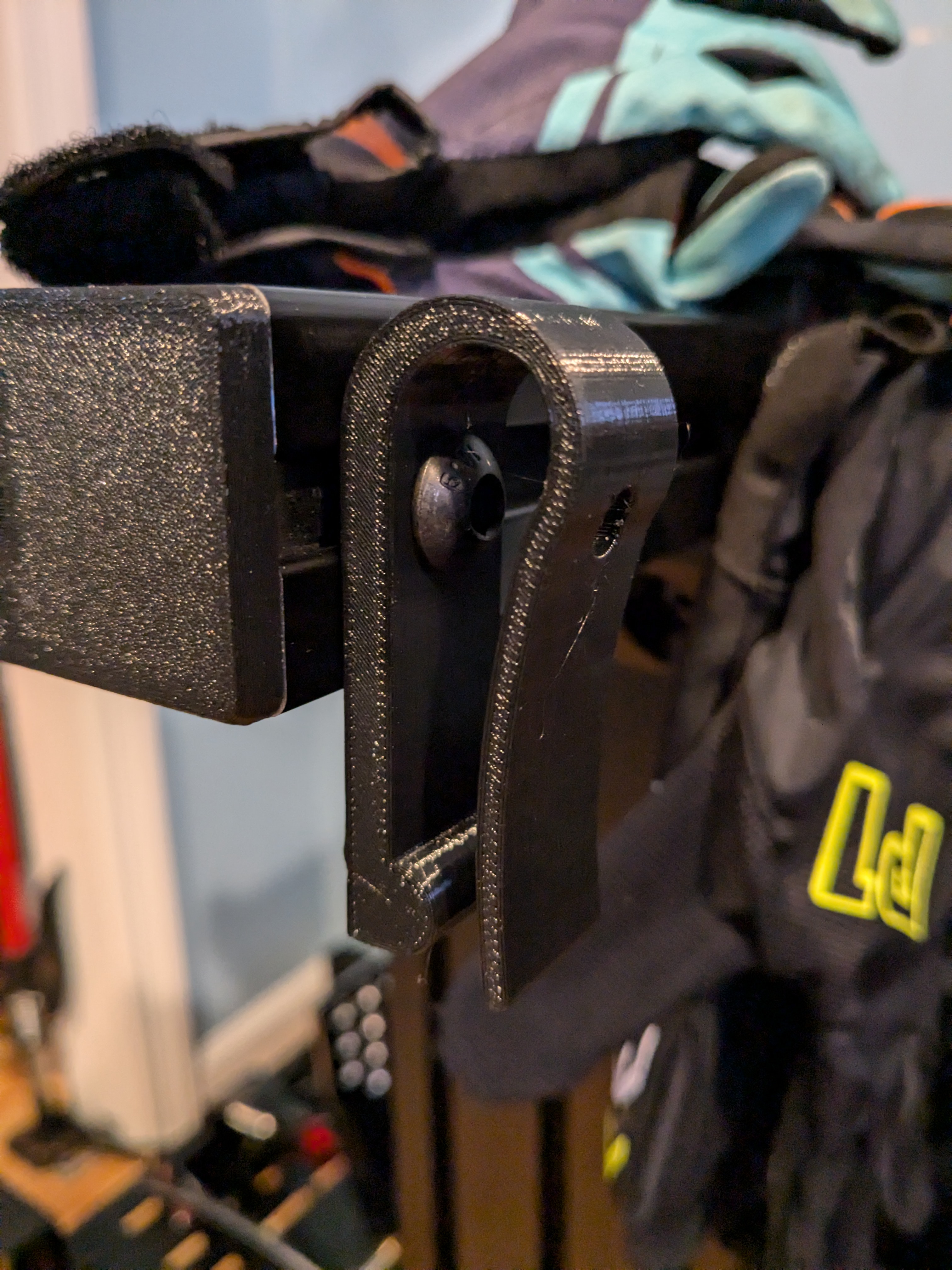 Glove Clip For Aluminum Extrusion