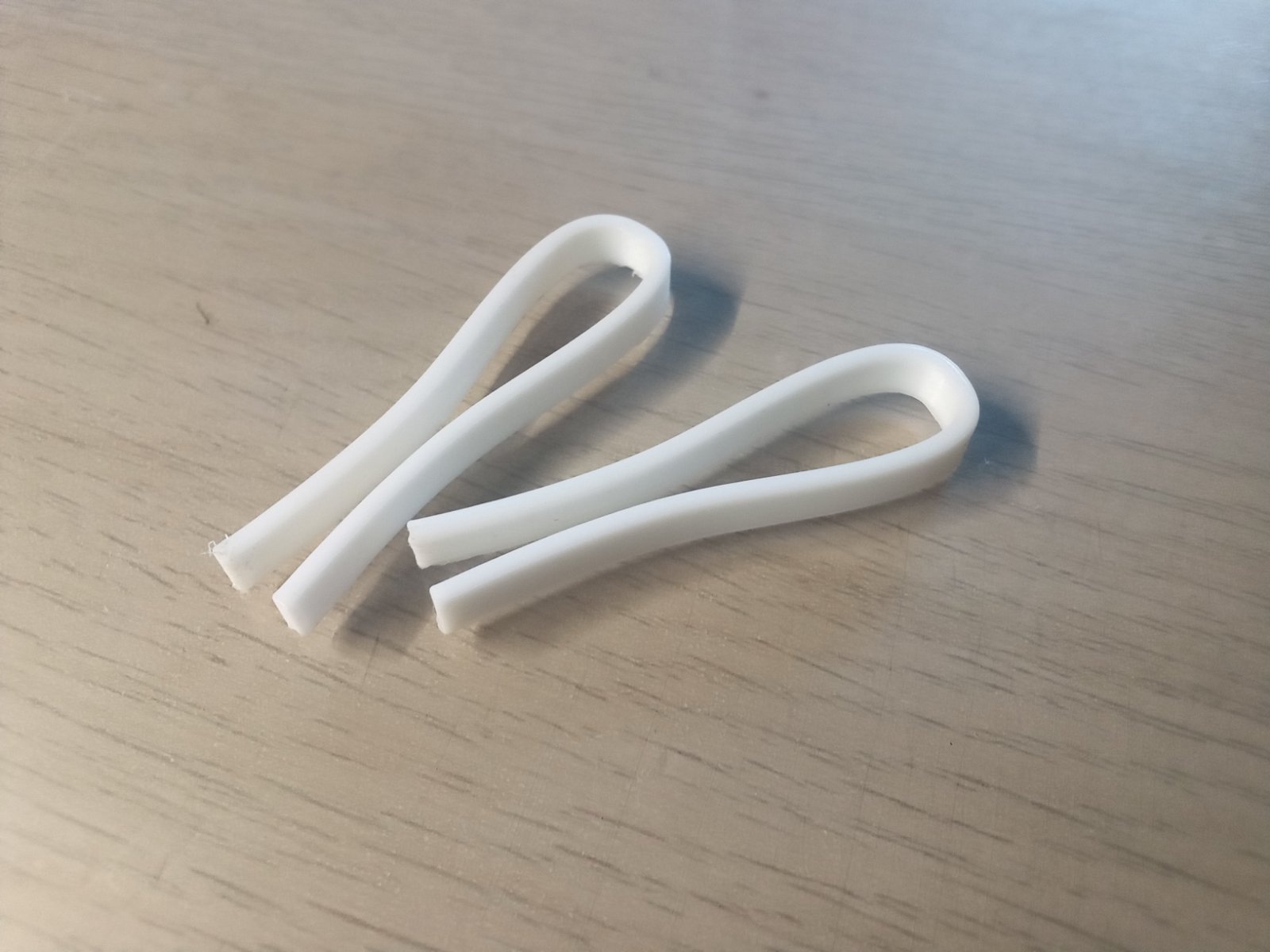 Scaleable paper holder clip for plotting