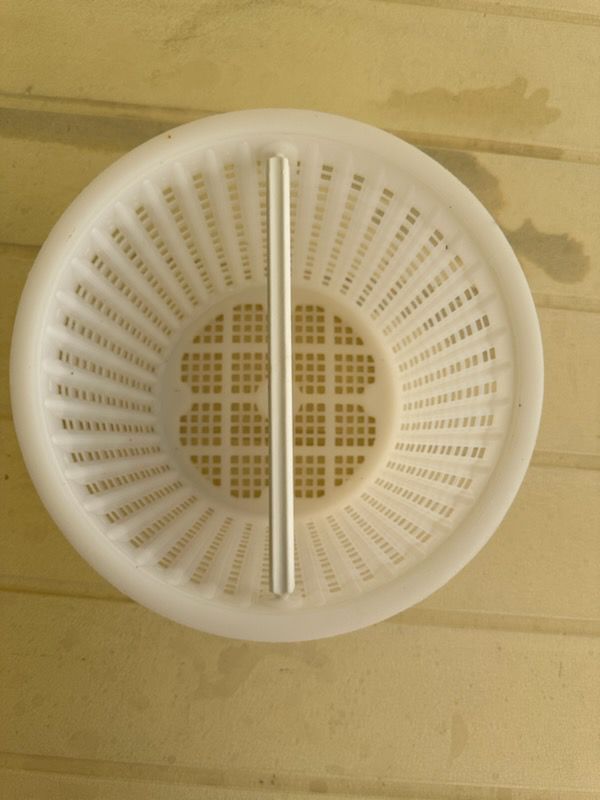 Repair of the handle of a pool skimmer basket