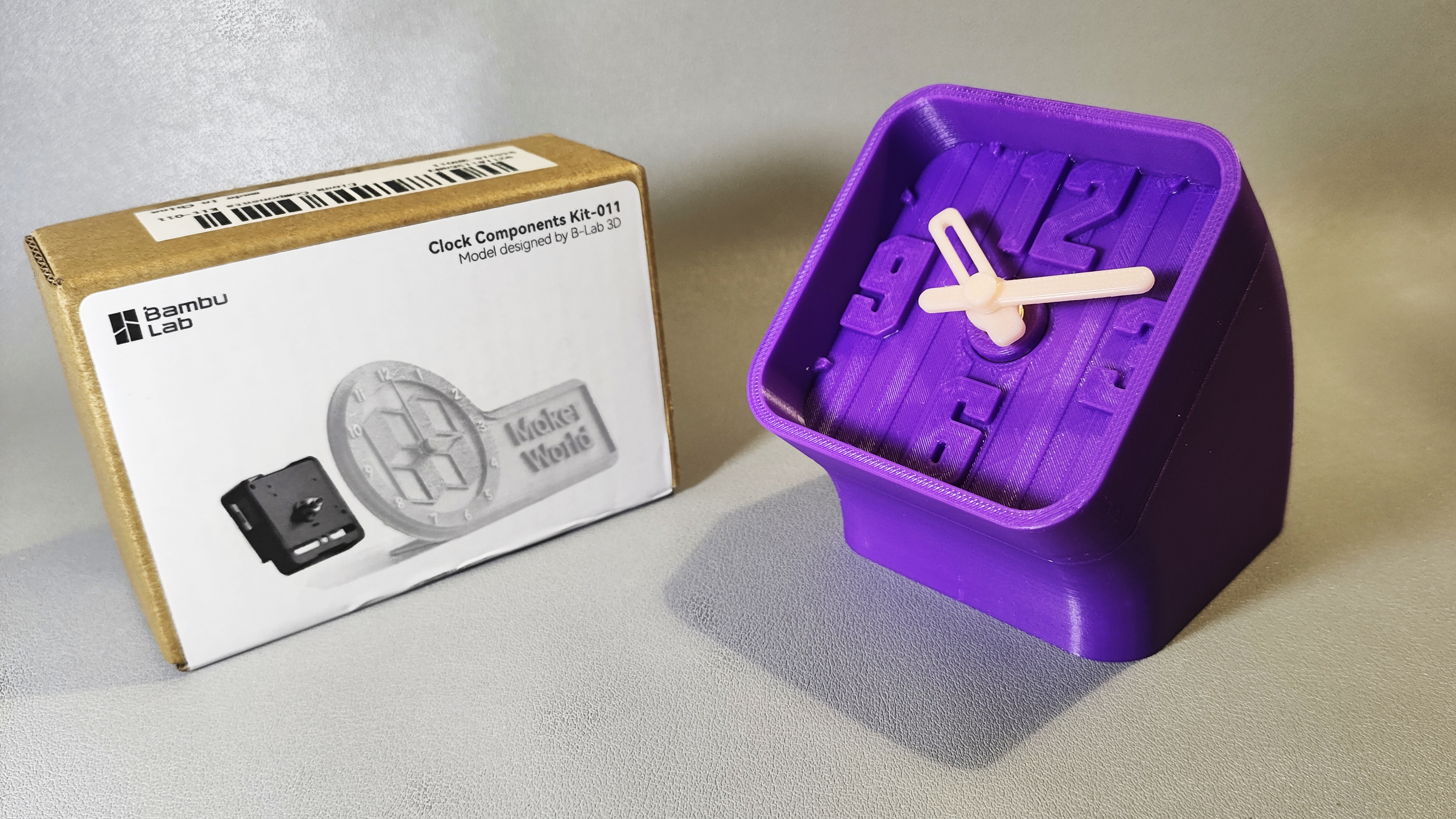 Miniatura 2 do modelo 3D Small Table Clock
