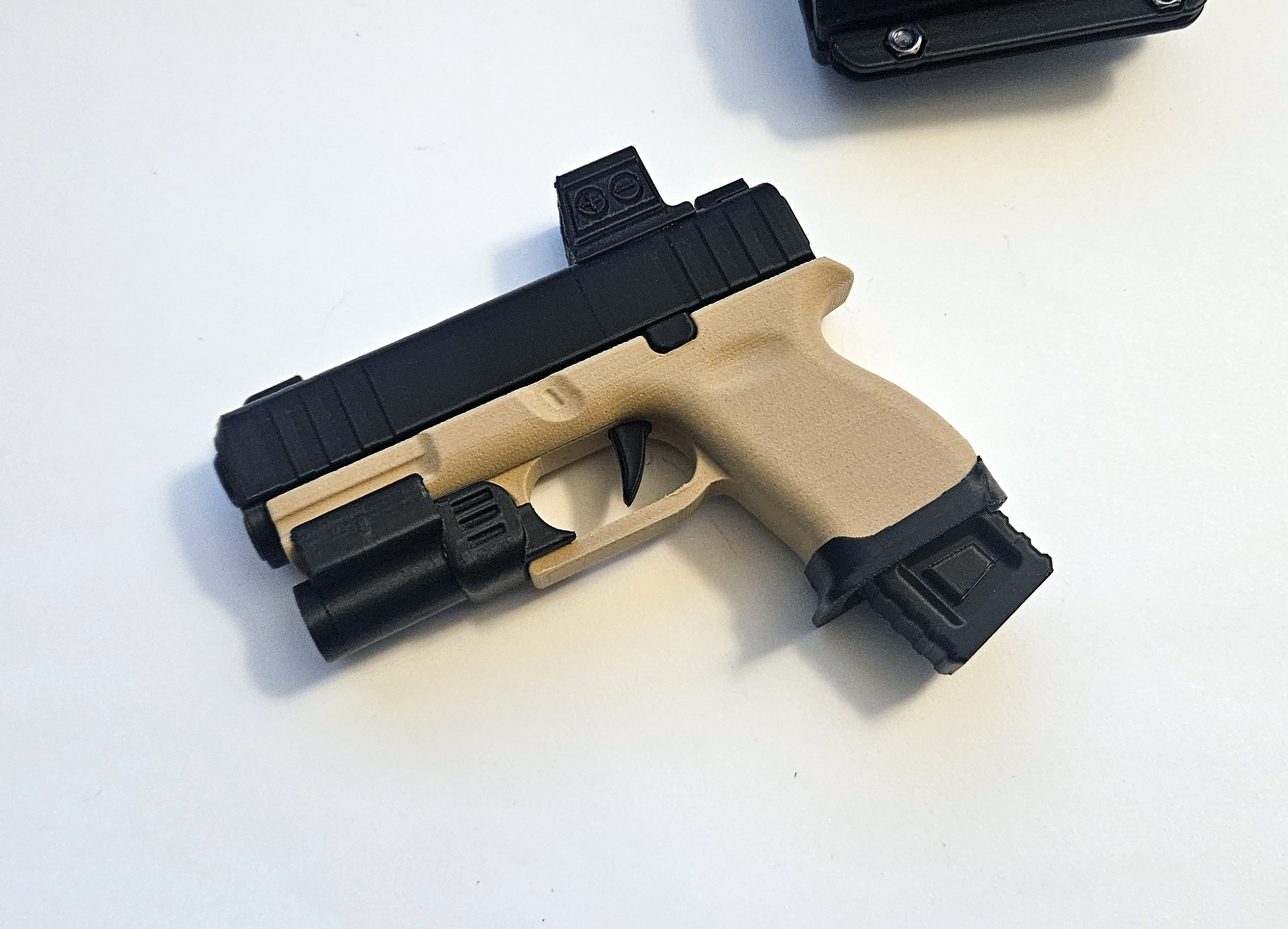 Magwell for Glock Fidget Keychain – 3D-Printed Mini Slide-Action Toy