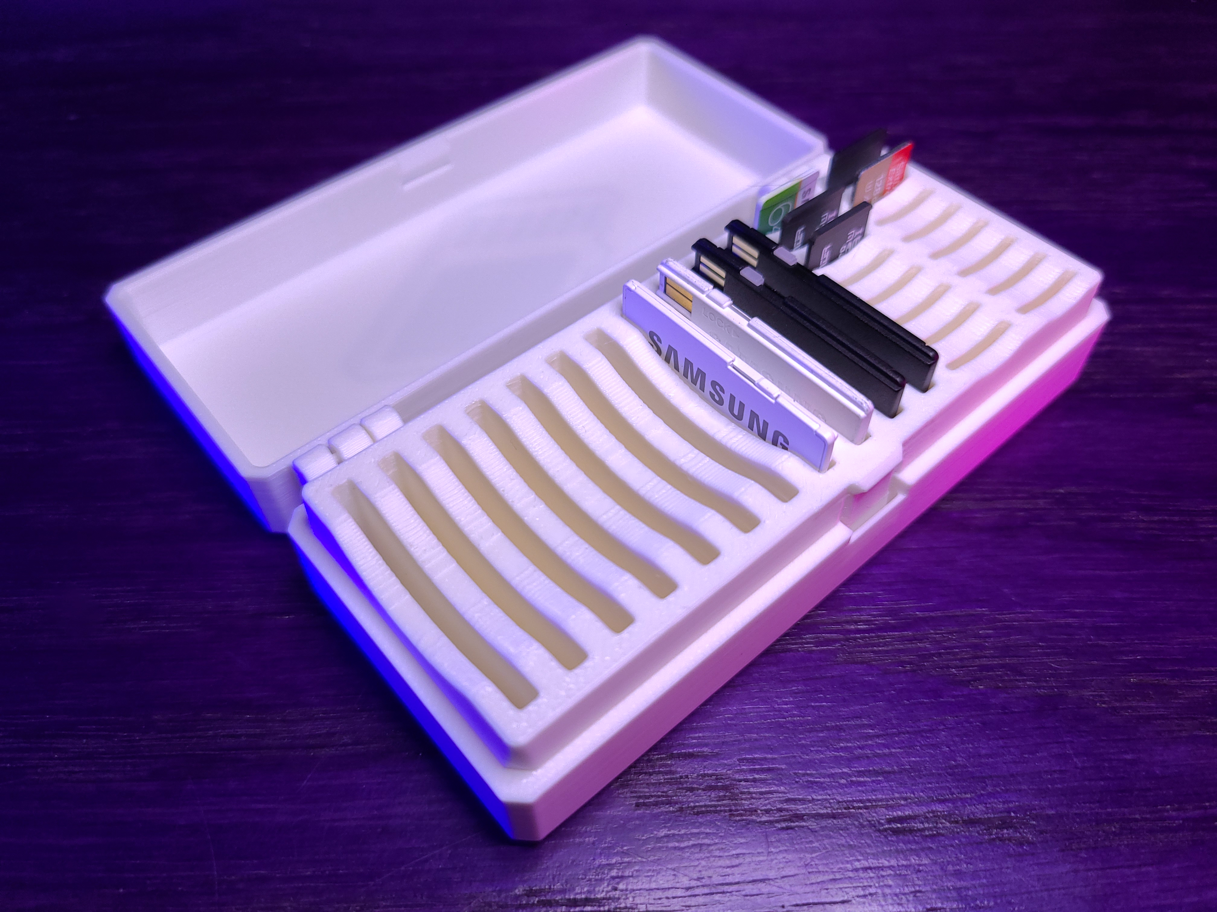 Miniatura 2 do modelo 3D Stylish SD Card Storage