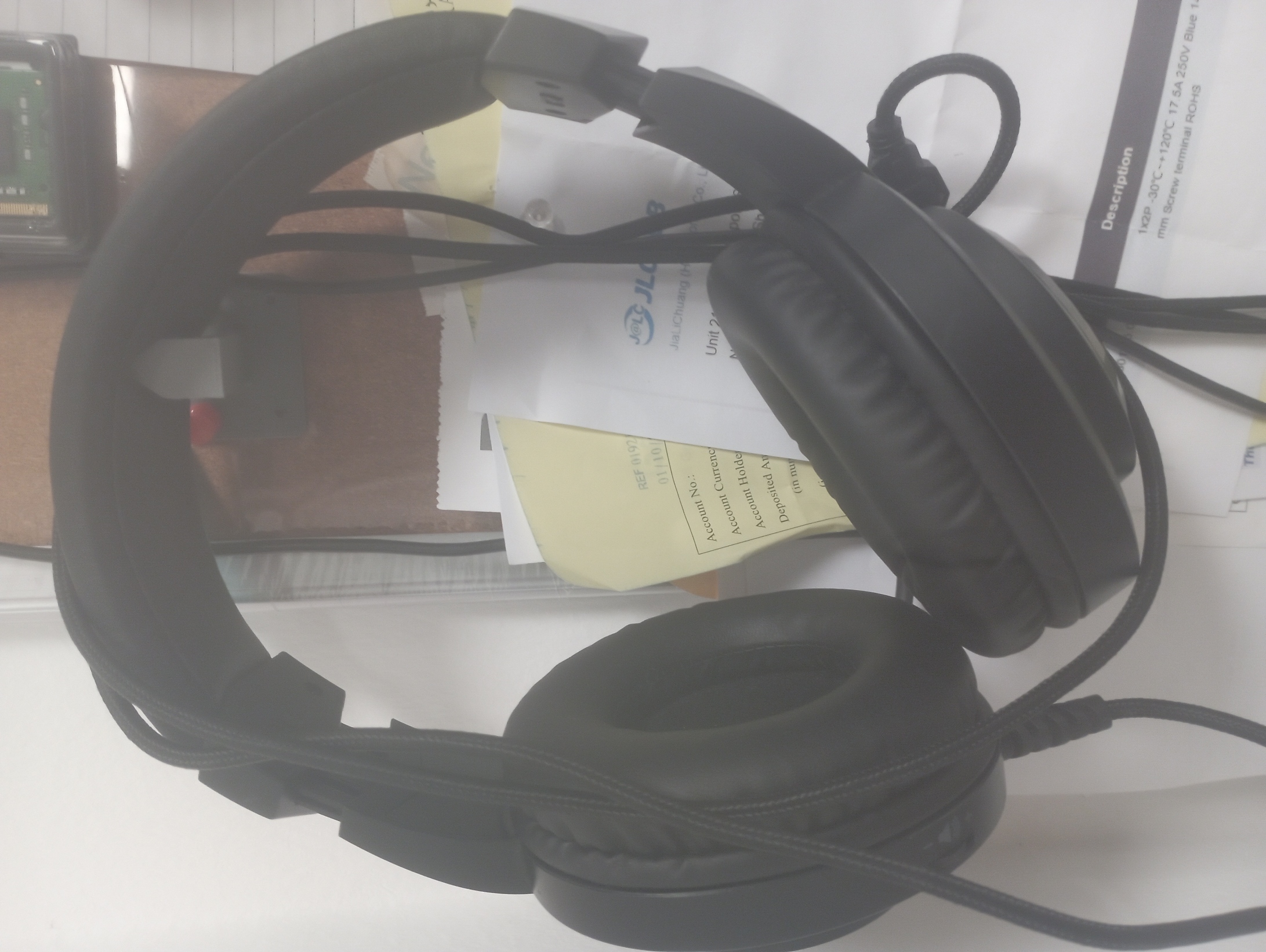 Headset holder for pin board