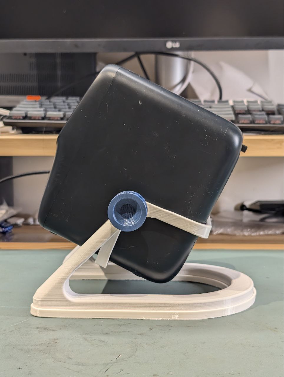 Miniatura 3 do modelo 3D Projector stand