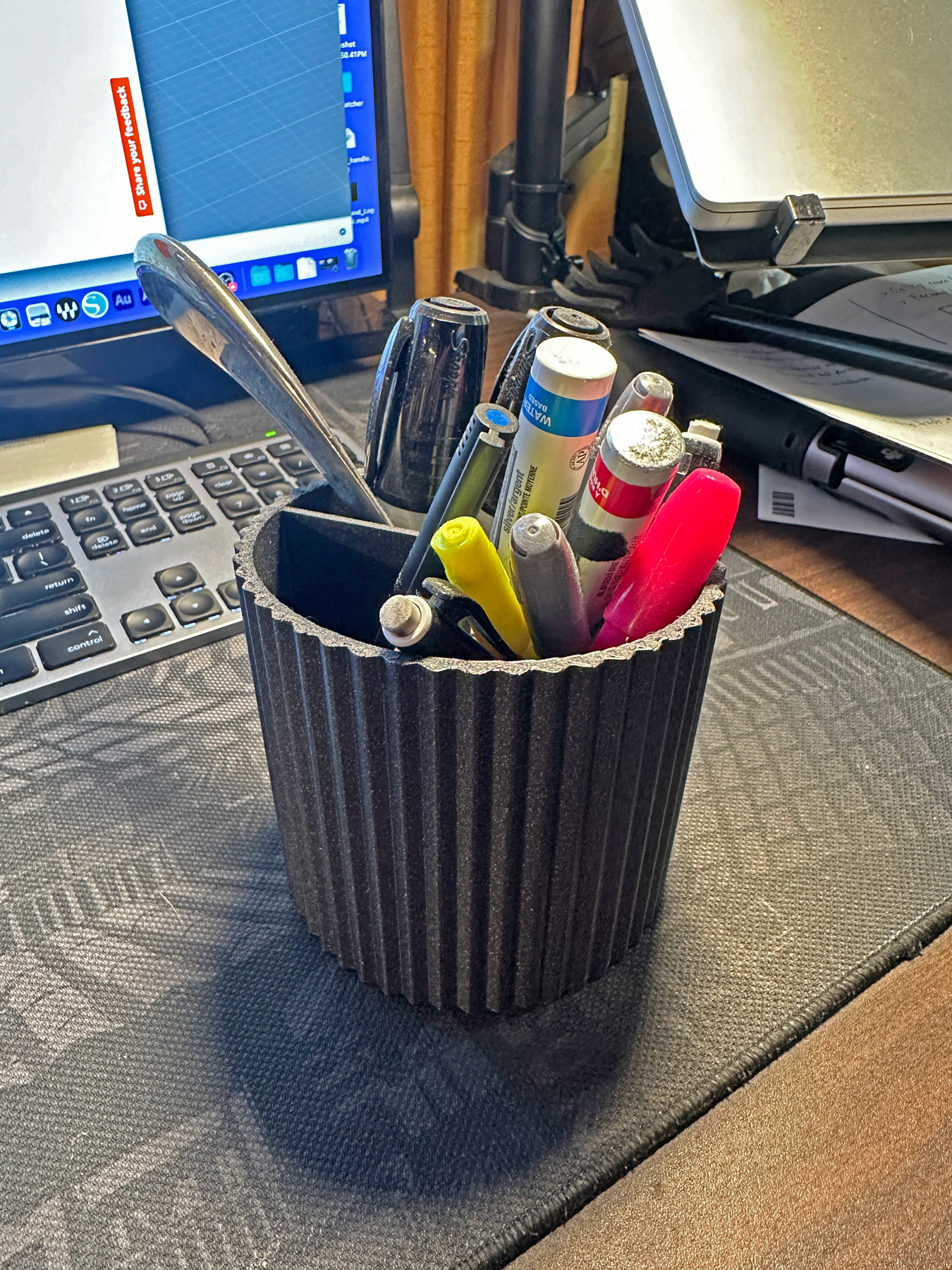 Simple divided pen cup