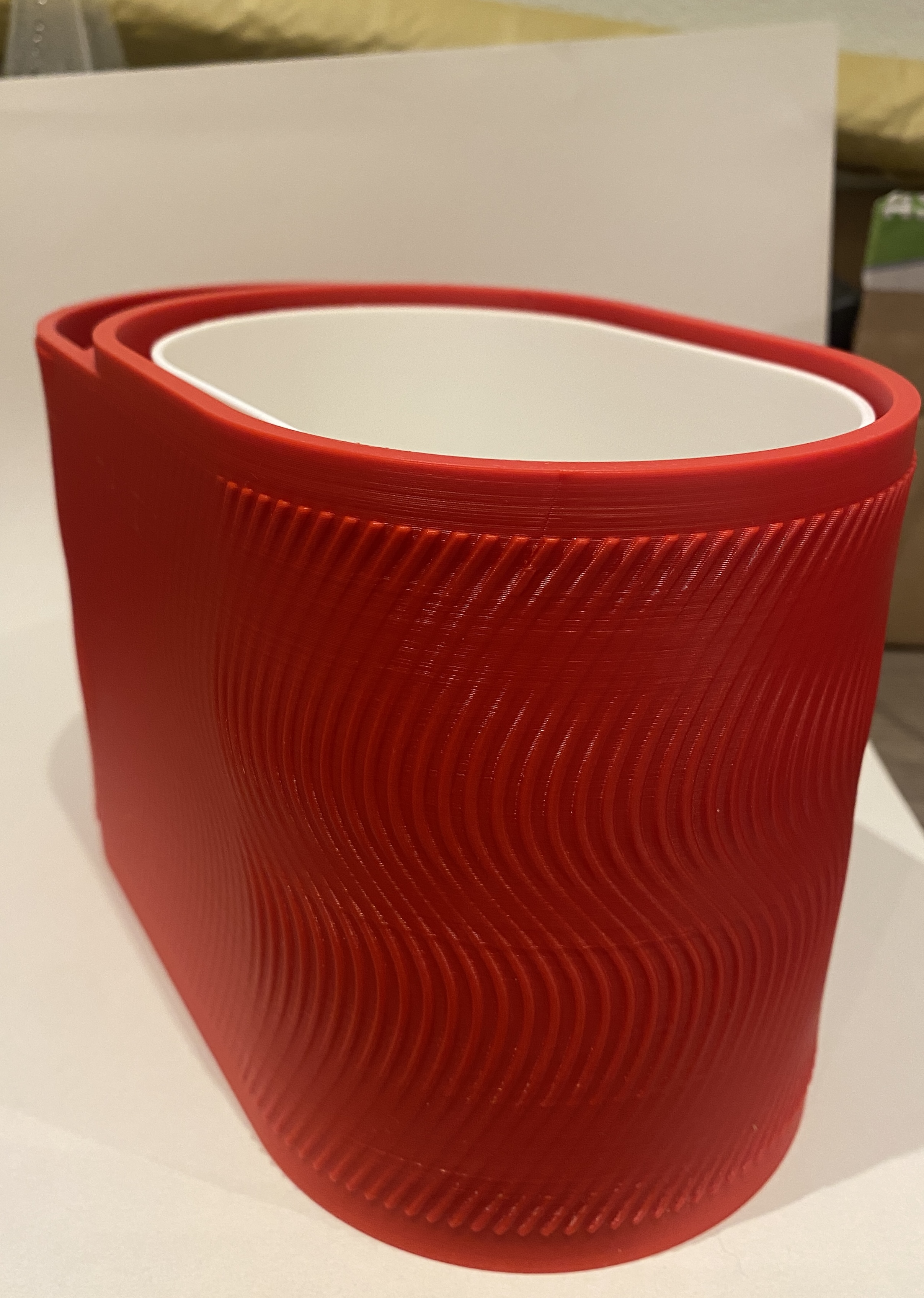 Self waterering wavy pot