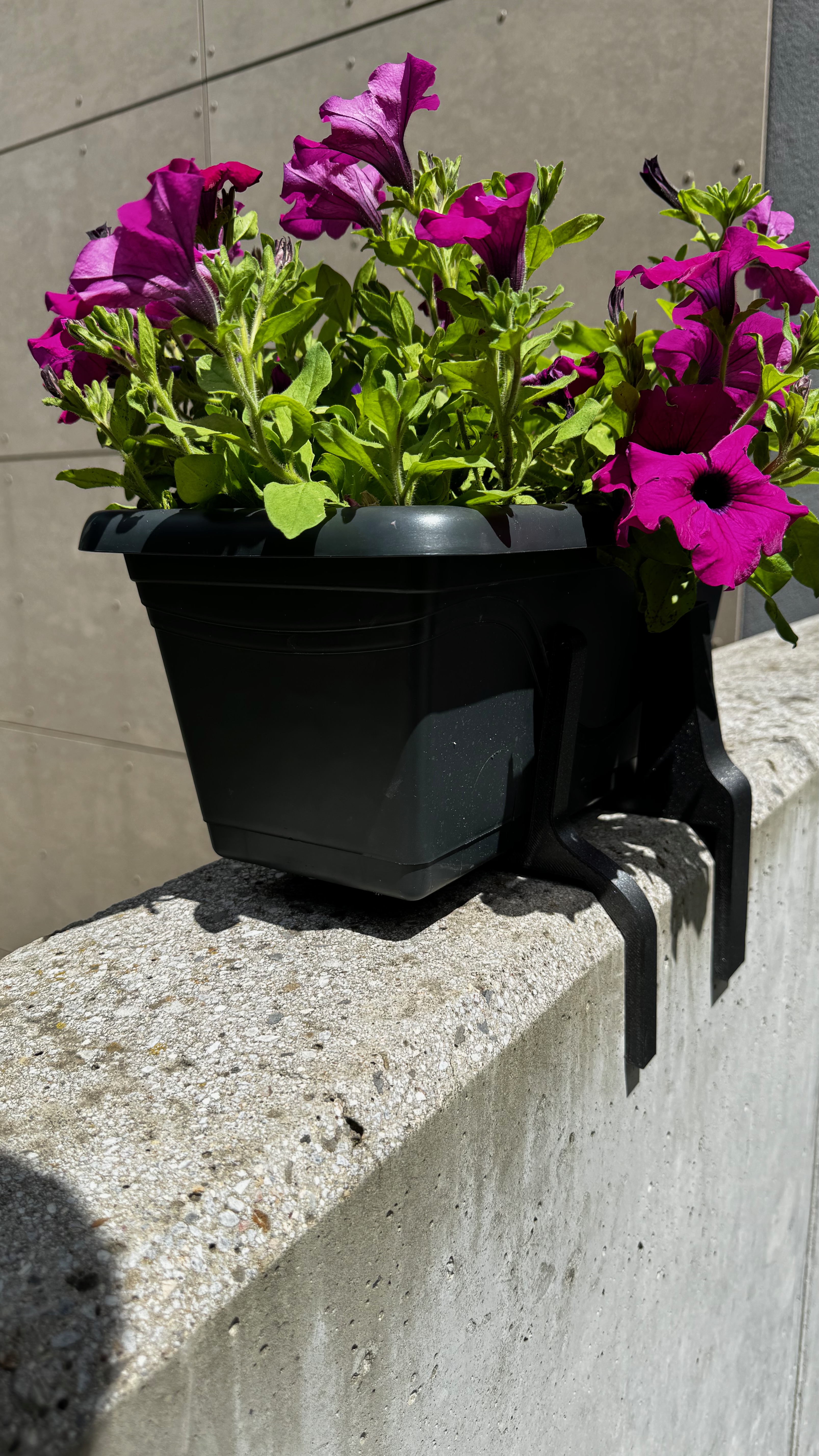 Flower box on-wall holder