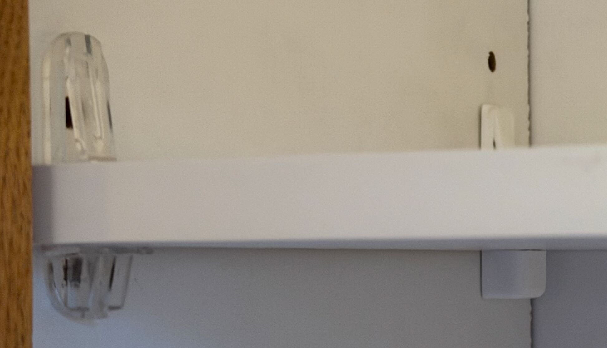 Yet another retainer shelf clip for 5/8" thick shelf with 1/4" peg