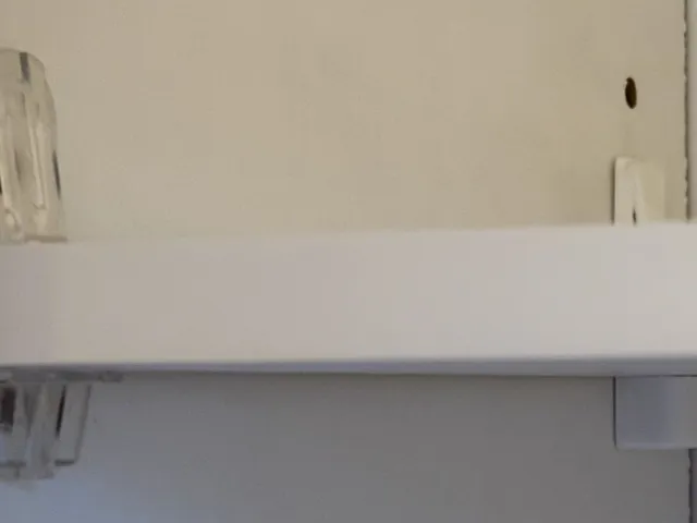 Yet another retainer shelf clip for 5/8" thick shelf with 1/4" peg