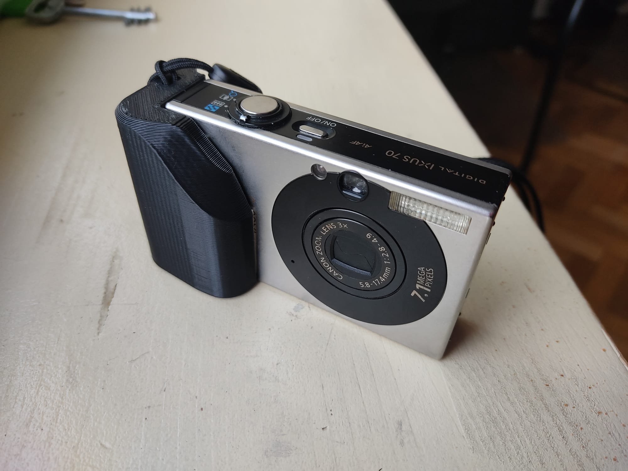 Canon IXUS 70 – Ergonomic Grip