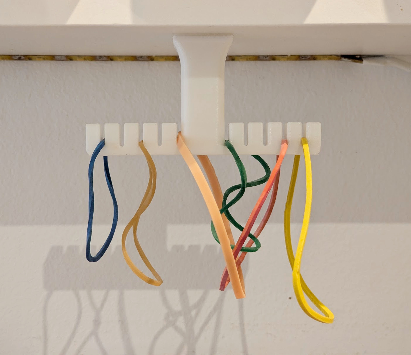 The Rubber Band Hanging Thing (Gummiring-Aufhängding)