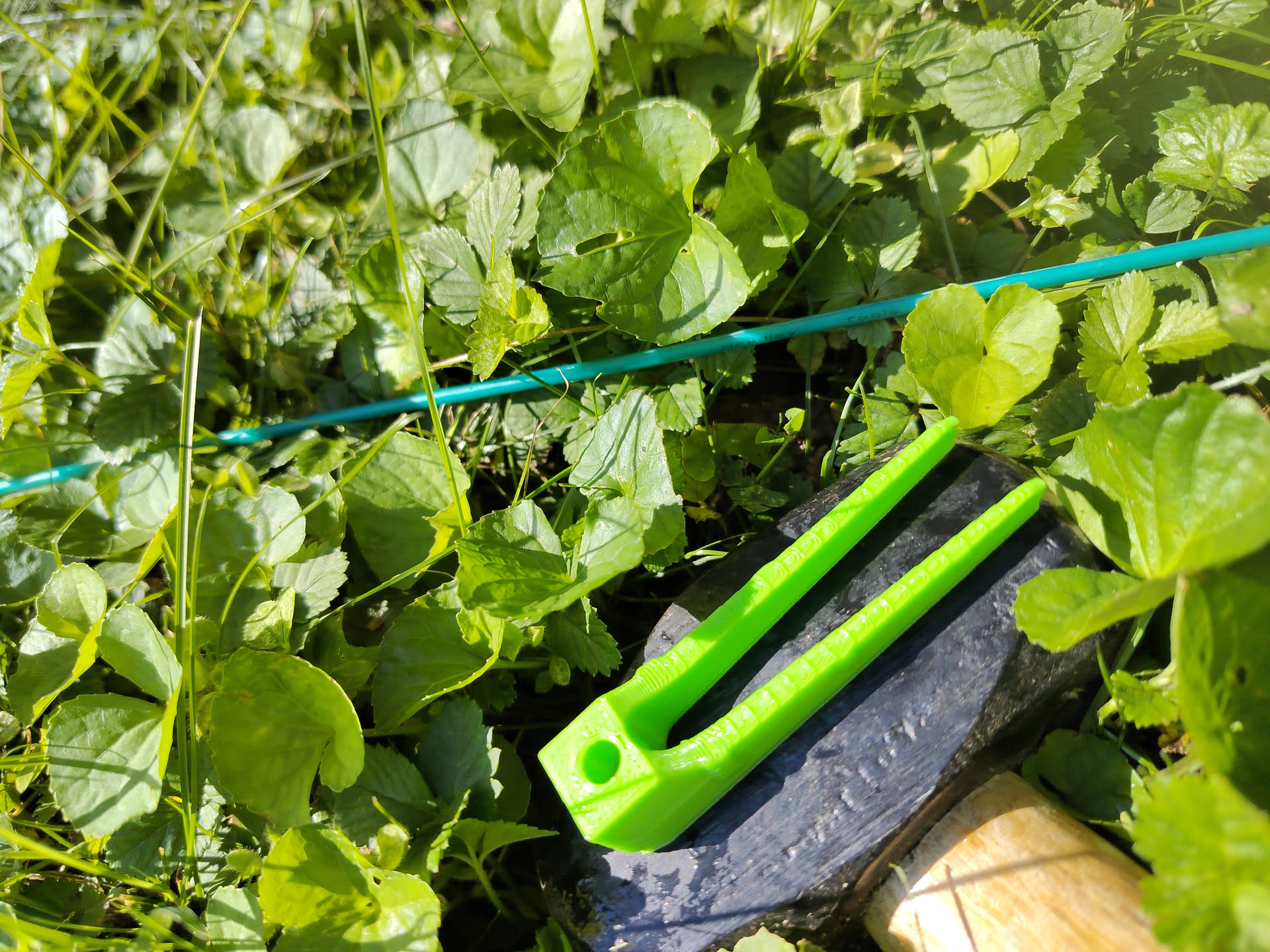EZ wire fence stake for dog / lawnmower invisible fence