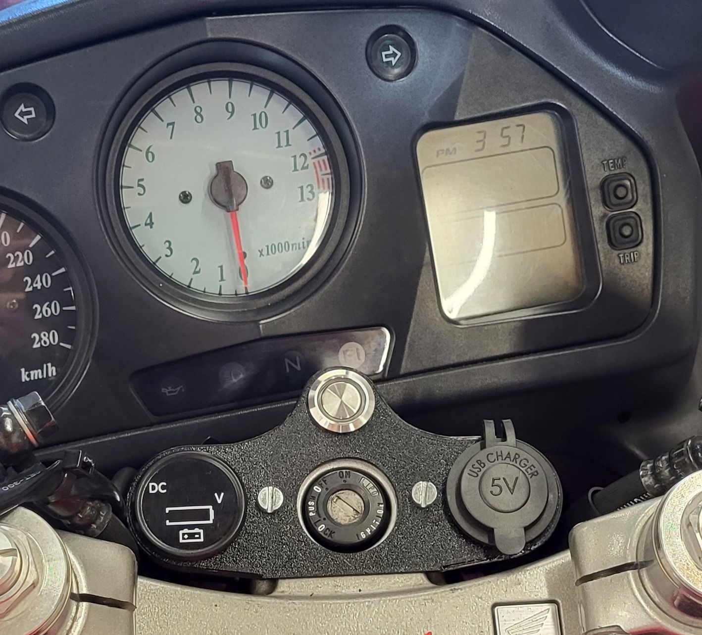 USB & voltmeter dashboard for VFR 800 Gen5 (no HISS)